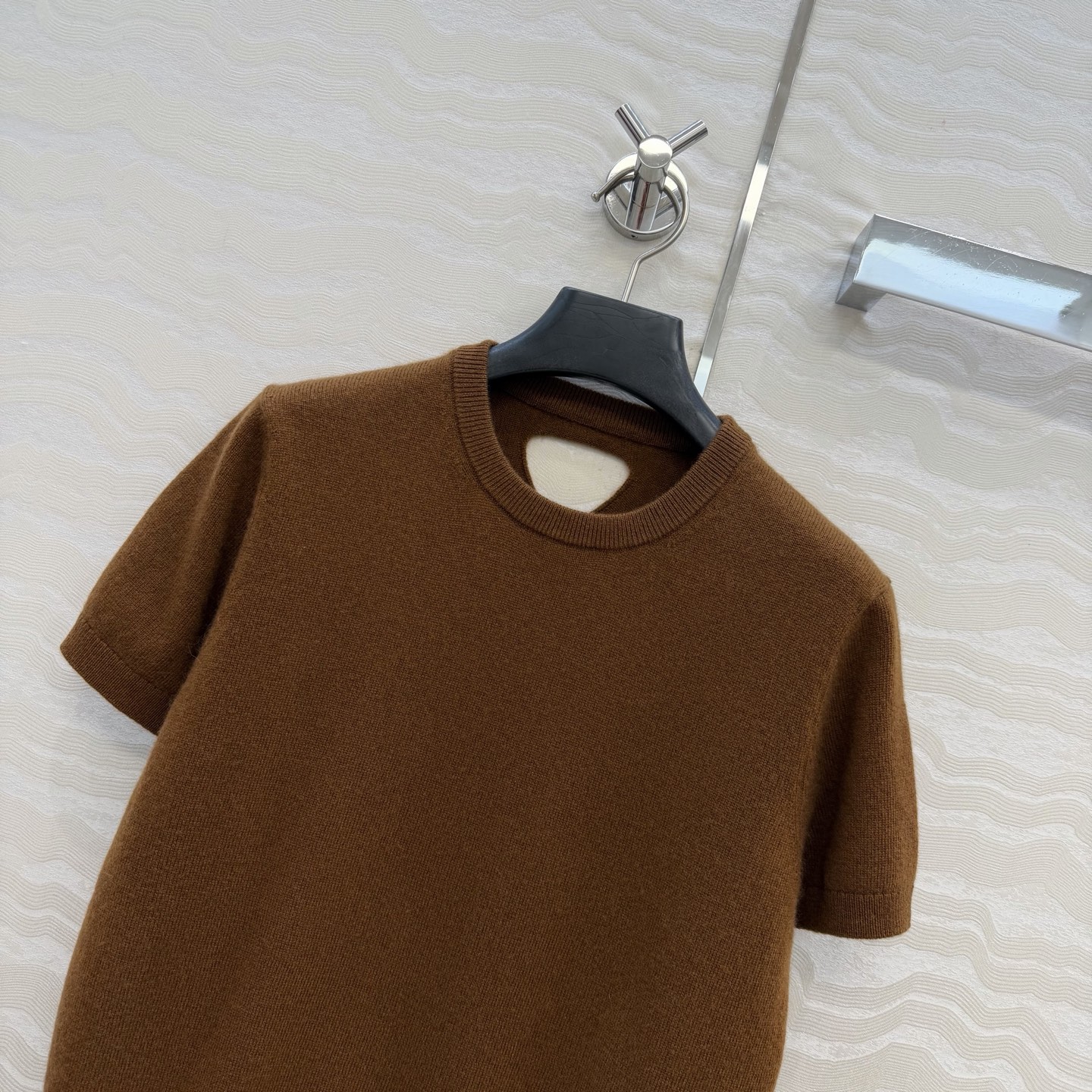 高端原单品质❤️品质控必入，26PR高智感穿搭！长期主义新品基调羊绒短袖毛衣，缕空三角设计非常有调性的极