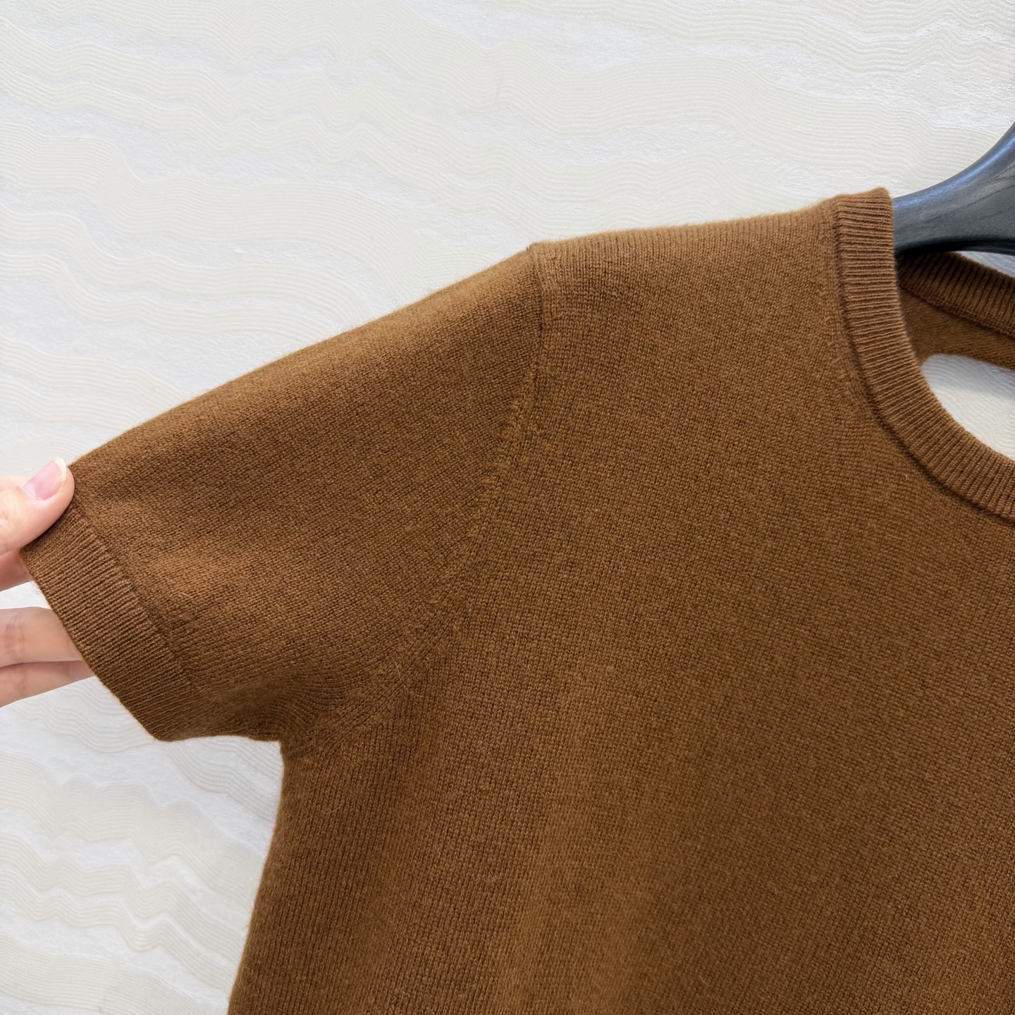 高端原单品质❤️品质控必入，26PR高智感穿搭！长期主义新品基调羊绒短袖毛衣，缕空三角设计非常有调性的极