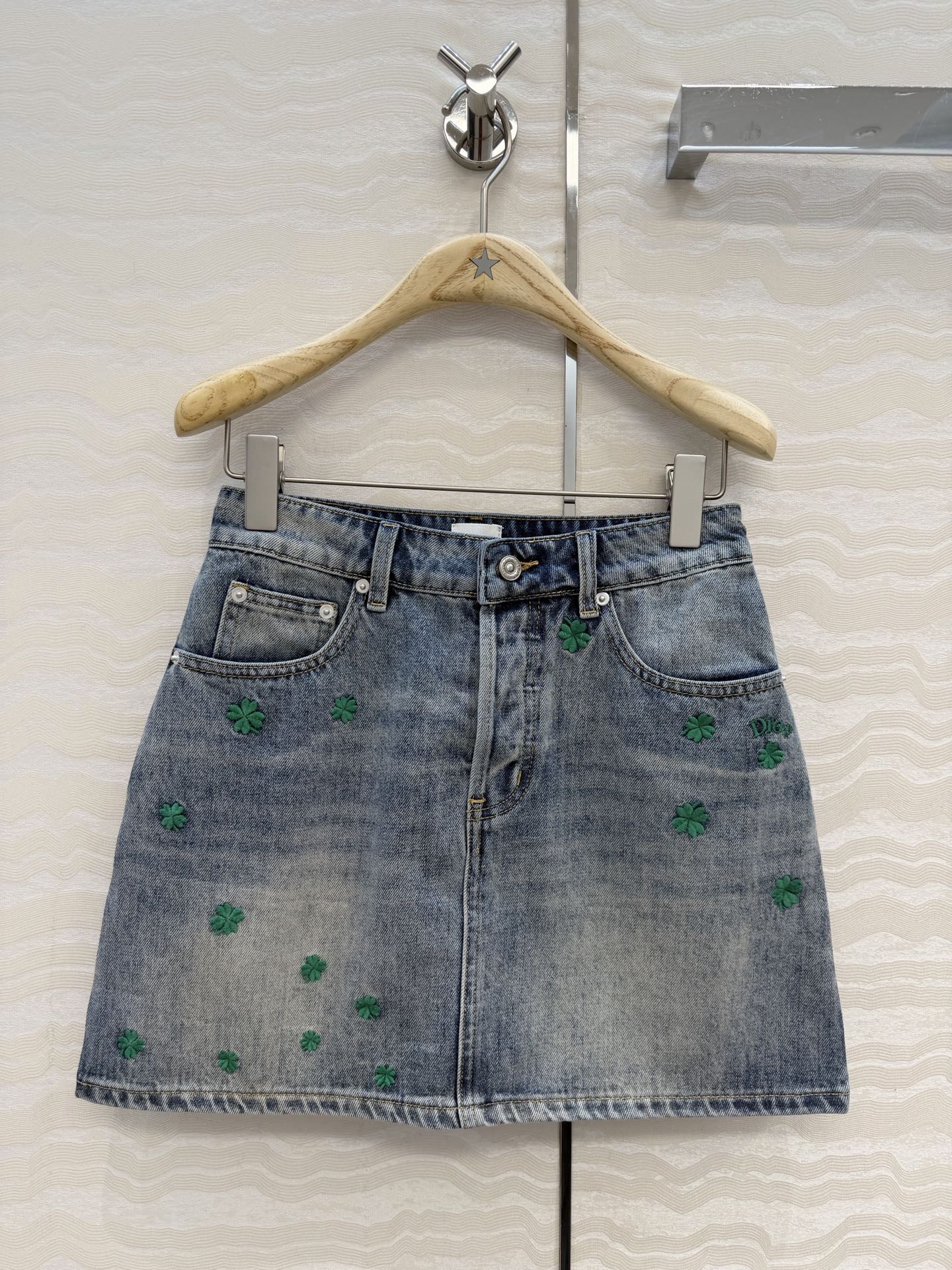 NO:779990,Original quality MissD spring and summer new product series, Dilireba's same lucky four-leaf clover embroidered denim skirt. The mid-high waist and small straight design make your legs look longer!  The ladylike style can be either sweet or salty!  Sex enzyme washing and washing process!  Comfortable texture!  Fashionable and high-end white and rich beauty must-have item. The quality of workmanship depends on the details. Available in one color, sizes 36-40. Size 36 has a waist size of 66, a hip size of 92, and a skirt length of 38., Dior-clothing, dior, skirts,19860909原单品质MissD春夏新品系列,迪丽热巴同款幸运四叶草刺绣牛仔半裙.中高腰小直筒设计巨显腿长！气质名媛风可甜可盐！性酵素洗水洗水工艺！质感舒适！时髦又高级白富美必入单品.做工品质看细节.现货一色36-40码.36码腰围66,臀围92,裙长38.,迪奥-服装,dior,skirts,,Women's clothing