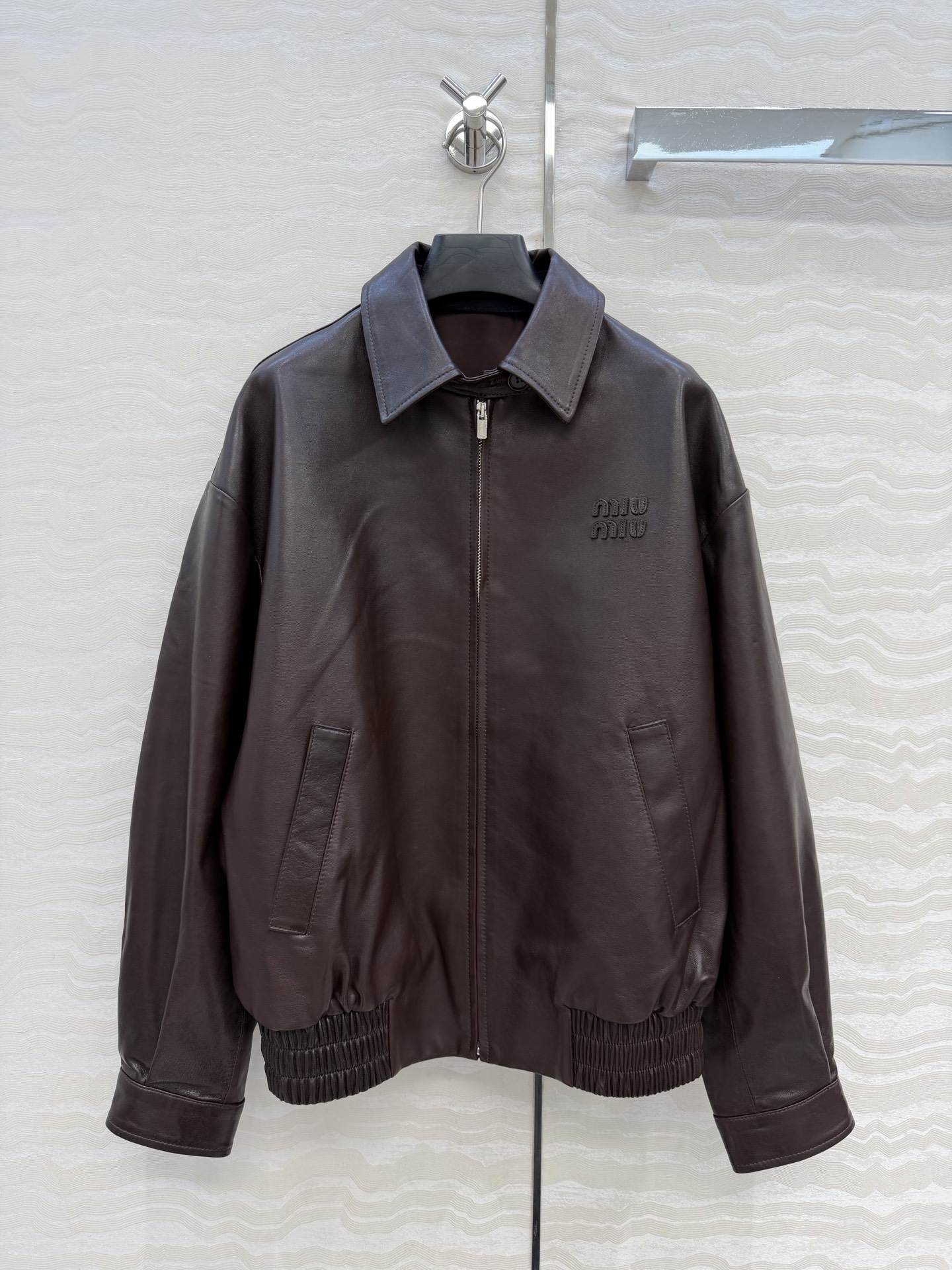 NO:744344,High-end original quality miu style girls' outfits!  Vintage sheepskin jacket!  Chocolate brown retro tone, original customized top-grade imported lambskin!  The leather is thick and delicate!  The original 3D three-dimensional tailoring looks simple and super heavy-duty!  I love the classic motorcycle silhouette jacket!  Fashionable and handsome, casual and lazy style, perfect fit and sexy upper body!  Strong self-retention!  Three sizes in one color. Size 36: shoulder drop 54, bust 114, length 60., Miumiu-clothing, miumiu, jackets & coats, jackets & coats, sheepskin,19860909高端原单品质miu系少女穿搭！复古绵羊皮夹克外套！巧克力棕色复古的调调,原版定制顶级进口小羊皮！皮质肉感厚实细腻！原版3D立体剪裁看似简单版型超重工！经典机车廓形夹克超级大爱！时髦又帅气的随性慵懒风,完美版型上身又A又飒！强烈自留款！一色三码.36码:落肩54,胸围114,衣长60.,缪缪-服装,miumiu,jackets & coats,jackets & coats,sheepskin,,Women's clothing