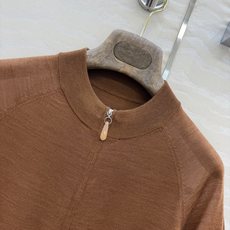 原单品质❤️Lp高智感穿搭26s春夏新品!蚕丝羊毛针织短袖上衣!半拉链吊坠装饰经典版型巨显瘦。18针进口 原单品质❤️Lp高智感穿搭26s春夏新品!蚕丝羊毛针织短袖上衣!半拉链吊坠装饰经典版型巨显瘦。18针进口