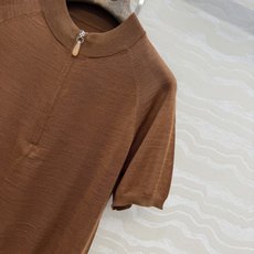 原单品质❤️Lp高智感穿搭26s春夏新品!蚕丝羊毛针织短袖上衣!半拉链吊坠装饰经典版型巨显瘦。18针进口 原单品质❤️Lp高智感穿搭26s春夏新品!蚕丝羊毛针织短袖上衣!半拉链吊坠装饰经典版型巨显瘦。18针进口