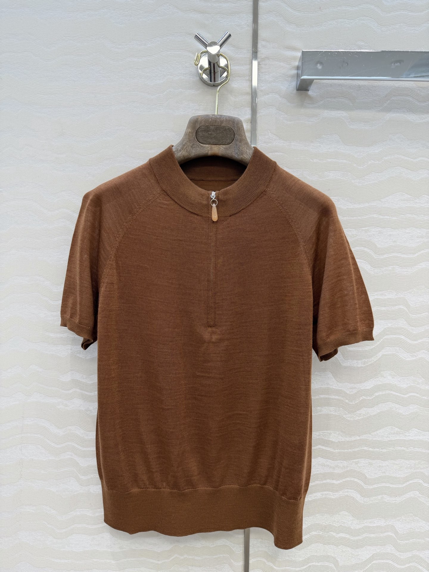 原单品质❤️Lp高智感穿搭26s春夏新品！蚕丝羊毛针织短袖上衣！半拉链吊坠装饰经典版型巨显瘦。18针进口