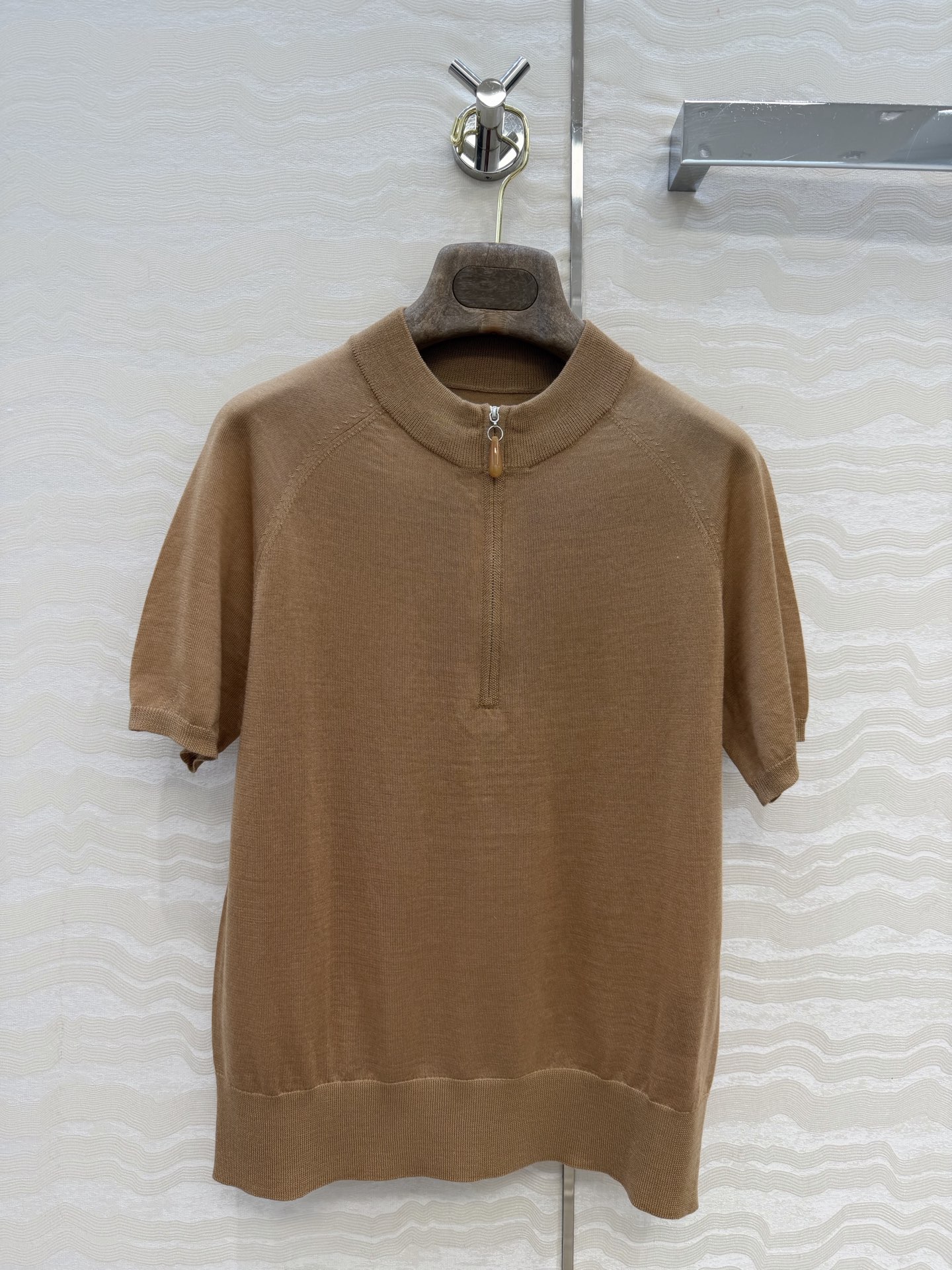NO:779991,Original quality Lp high-intellectual wear 26s spring and summer new product!  Silk wool knit short sleeve top!  The half-zip pendant is decorated with a classic version that makes you look slimmer. The 18-needle imported wool silk yarn has a light, delicate and soft texture and is amazing!  The elegant and generous round neck is elegant and fashionable, and the classic version is slim and versatile without being too bulky!  Highly recommended must-have item!  The perfect workmanship quality depends on the details. Two colors S-L sizes. Big order over here!  S size bust 84, length 55., women's clothing, loro piana, T-shirt,19860909原单品质Lp高智感穿搭26s春夏新品！蚕丝羊毛针织短袖上衣！半拉链吊坠装饰经典版型巨显瘦.18针进口羊毛蚕丝纱线轻盈细腻柔软的质感超赞！气质大方圆领优雅又时髦,经典版型不挑人上身显瘦又百搭！强烈推荐必入单品！完美做工品质看细节.两色S-L码.大单子甩过来！S码胸围84,衣长55.,女装,loro piana,T-shirt,,Women's clothing