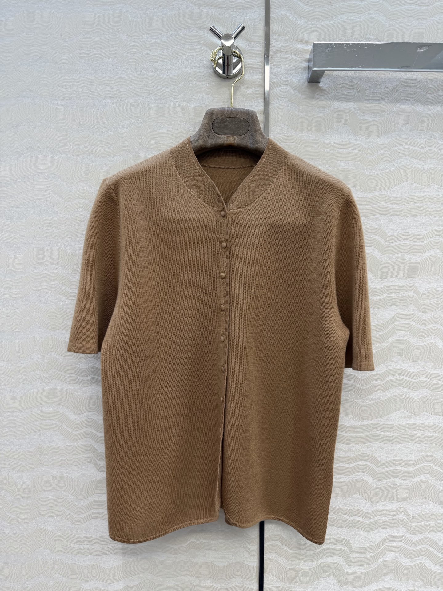 NO:779994,High-end original quality Lp high-intellectual wear 26s spring and summer new product!  Old money style classic spagna mini short-sleeved jacket!  The texture of Siping worsted silk wool is amazing!  18-needle imported wool silk yarn has a light, delicate and soft texture that is amazing!  Elegant and fashionable, the classic version is slim and versatile!  Highly recommended must-have item!  The perfect workmanship quality depends on the details. Two colors S-L sizes. Big order over here!  Size S shoulder width 36, bust 84, length 57., women's clothing, loro piana, jackets & coats, T-shirt,19860909高端原单品质Lp高智感穿搭26s春夏新品！老钱风经典spagna mini短袖外套！四平精纺蚕丝羊毛质感超赞！18针进口羊毛蚕丝纱线轻盈细腻柔软的质感超赞！气质优雅又时髦,经典版型不挑人上身显瘦又百搭！强烈推荐必入单品！完美做工品质看细节.两色S-L码.大单子甩过来！S码肩宽36,胸围84,衣长57.,女装,loro piana,jackets & coats,T-shirt,,Women's clothing