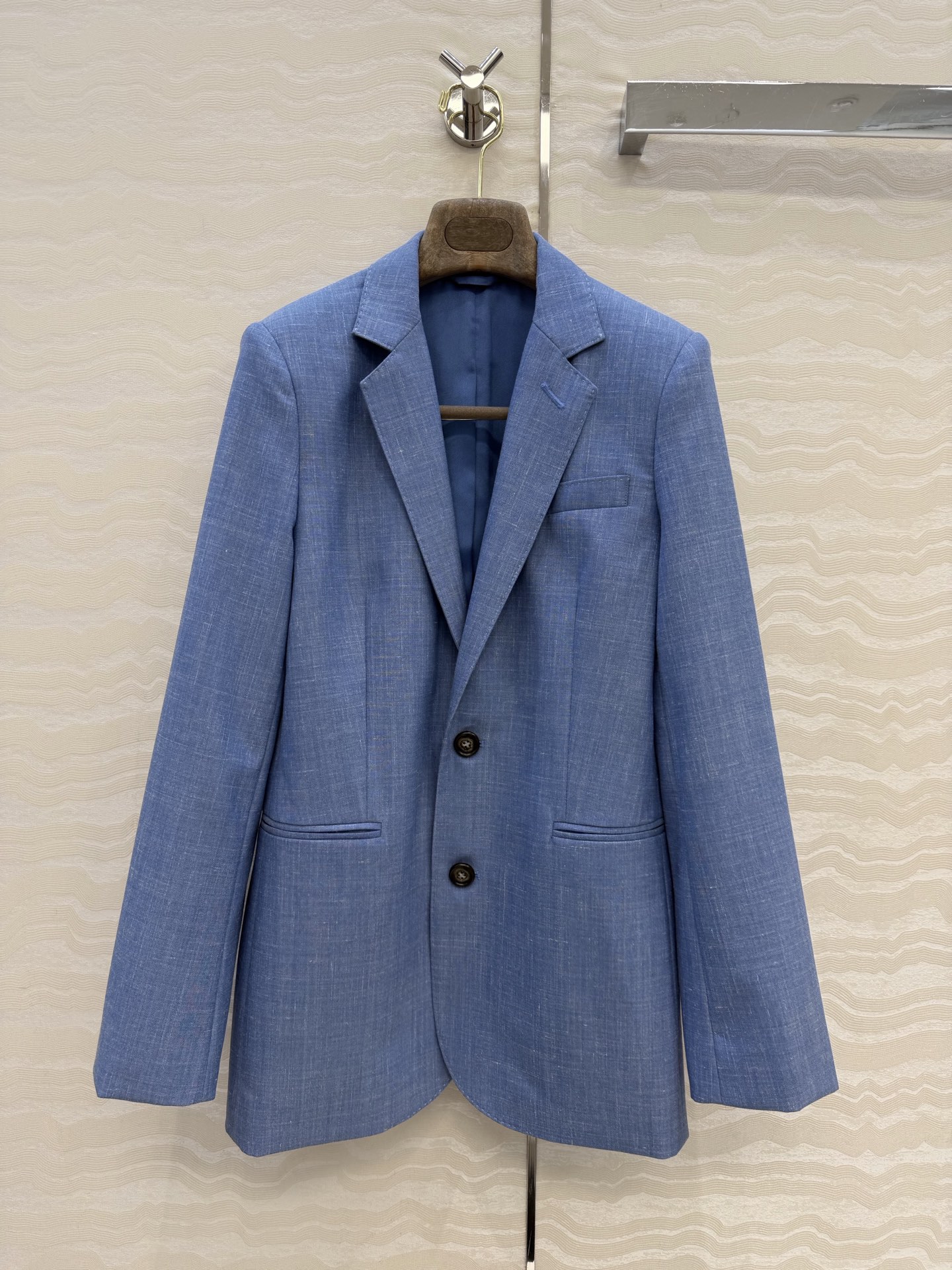 NO:853065,High-end original quality high-end couture, LP high-luxury old-money style outfits, quiet blue high-end linen wool Ballater suit. Exclusive custom-made imported 10 linen 70 wool ultra-fine worsted fabric with amazing texture!  Classic waist-cinching version with two buttons. Minimalist design decorated with hand-made beaded edges and arch crafts. It is luxurious but not simple. It is highly recommended to keep it for yourself. The upper body is capable and elegant, goddess Style. It is easy to control and interpret different styles for commuting. The perfect workmanship quality depends on the details. One color 3 sizes. S size, shoulder width 40, bust 88, length 73., women's clothing, loro piana, business suit,19860909高端原单品质行走的高定,LP高奢老钱风穿搭,静谧蓝高级亚麻羊毛Ballater西装.独家定制进口10亚麻70羊毛超细精纺面料质感超赞！两粒扣经典收腰版型.手工珠边拱工艺装饰极简主义设计奢华不简,强烈推荐自留款,上身干练优雅气场女神Style.通勤穿搭轻松驾驭演绎不同风格,完美做工品质看细节一色3码.S码,肩宽40,胸围88,衣长73.,女装,loro piana,business suit,,Women's clothing