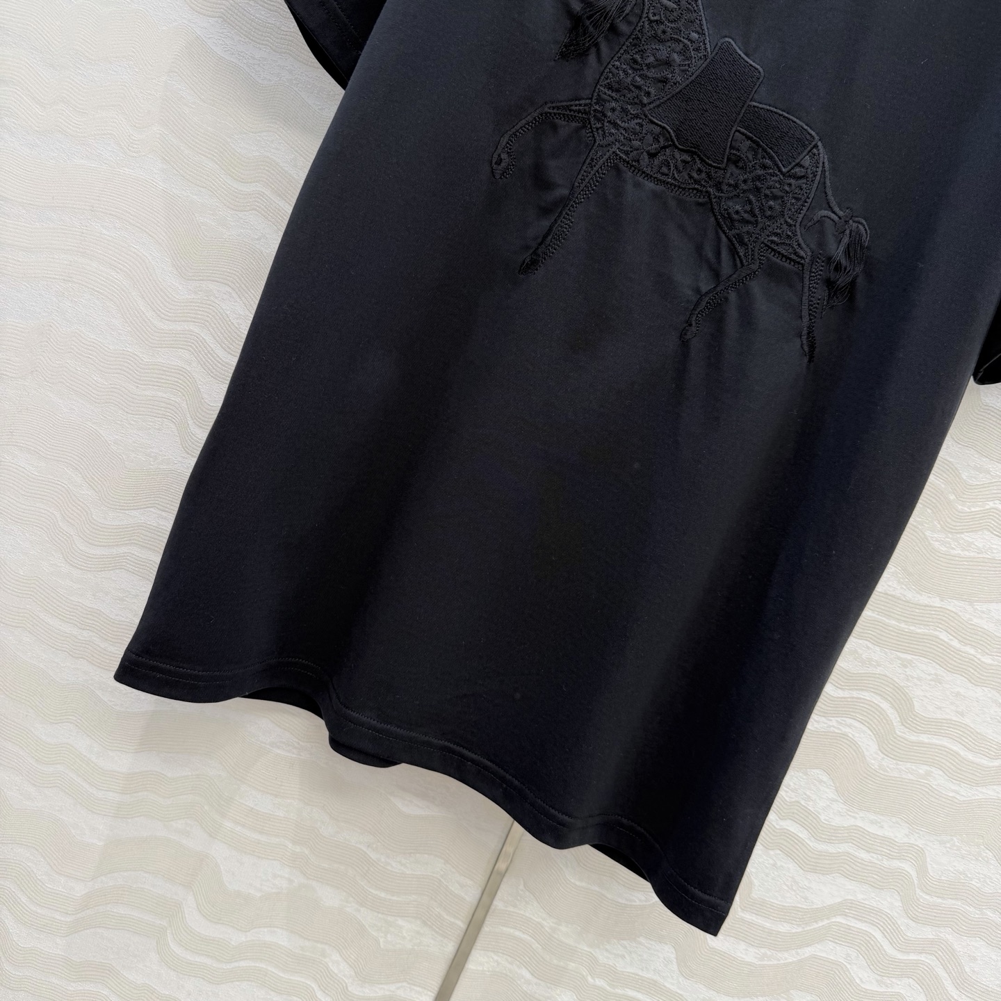 原单品质❤️设计师🧑‍🎨马年限定春夏新品！高定蕾丝绣花拼接纯棉T恤！重工艺定位立体刺绣工艺精致高级！进口