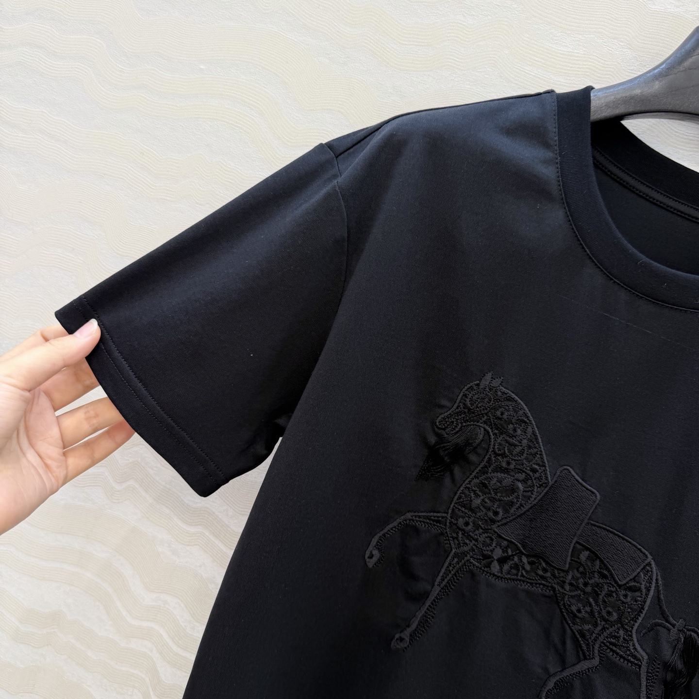 原单品质❤️设计师🧑‍🎨马年限定春夏新品！高定蕾丝绣花拼接纯棉T恤！重工艺定位立体刺绣工艺精致高级！进口