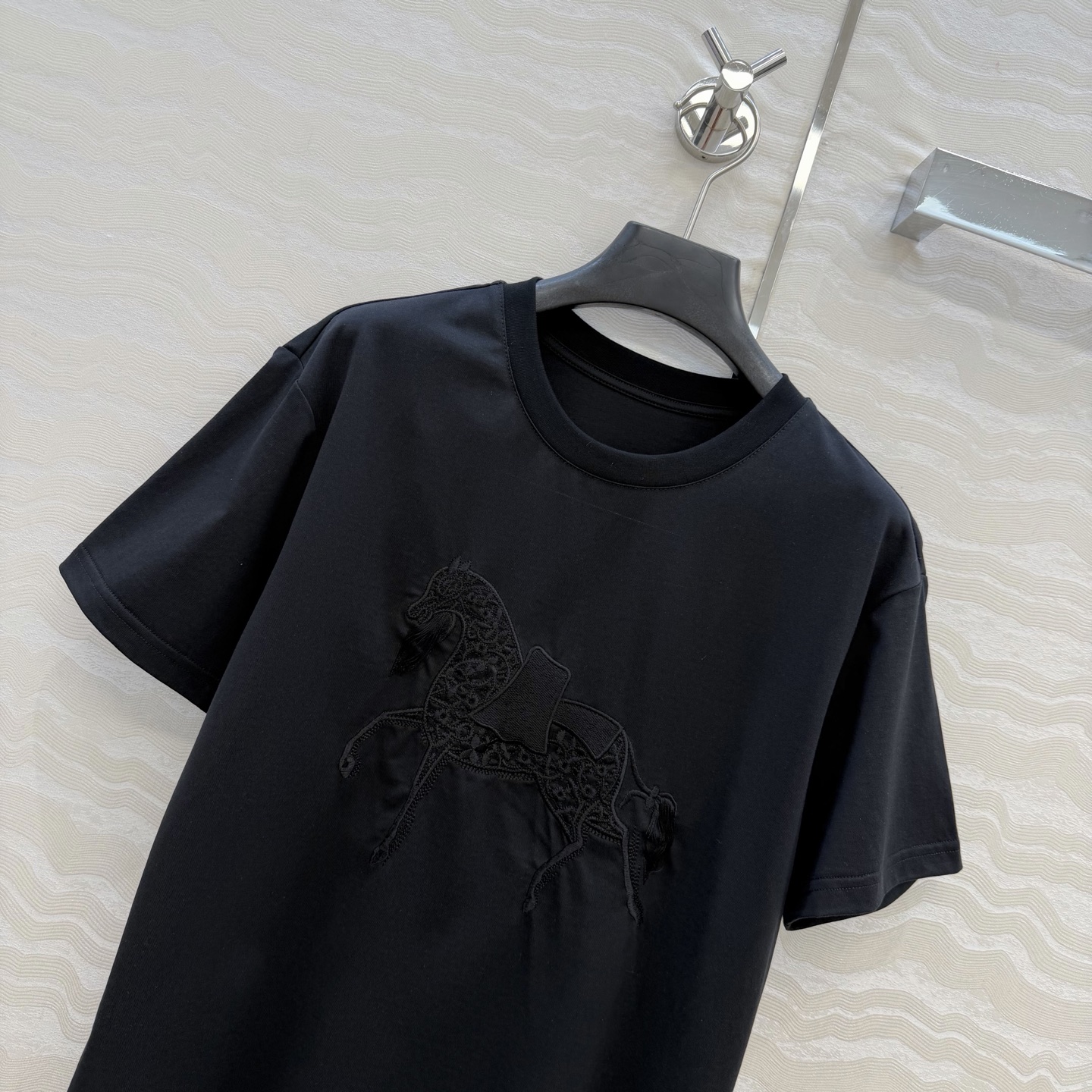 原单品质❤️设计师🧑‍🎨马年限定春夏新品！高定蕾丝绣花拼接纯棉T恤！重工艺定位立体刺绣工艺精致高级！进口