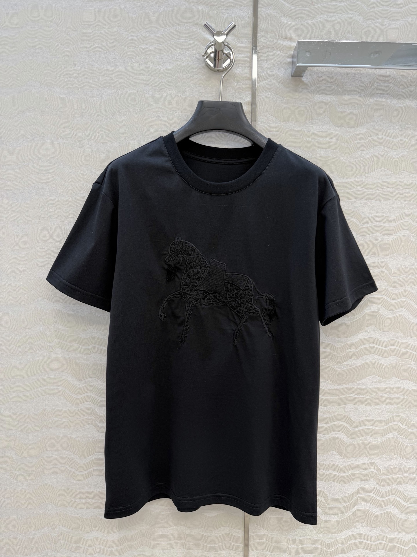 原单品质❤️设计师🧑‍🎨马年限定春夏新品！高定蕾丝绣花拼接纯棉T恤！重工艺定位立体刺绣工艺精致高级！进口