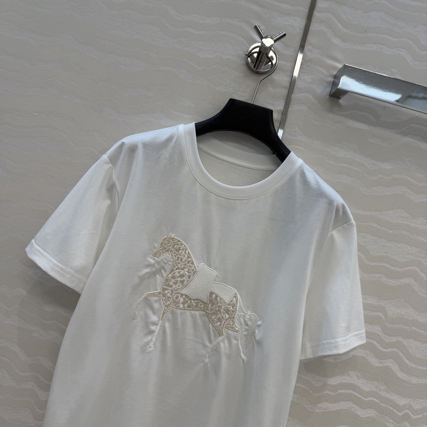 原单品质❤️设计师🧑‍🎨马年限定春夏新品！高定蕾丝绣花拼接纯棉T恤！重工艺定位立体刺绣工艺精致高级！进口