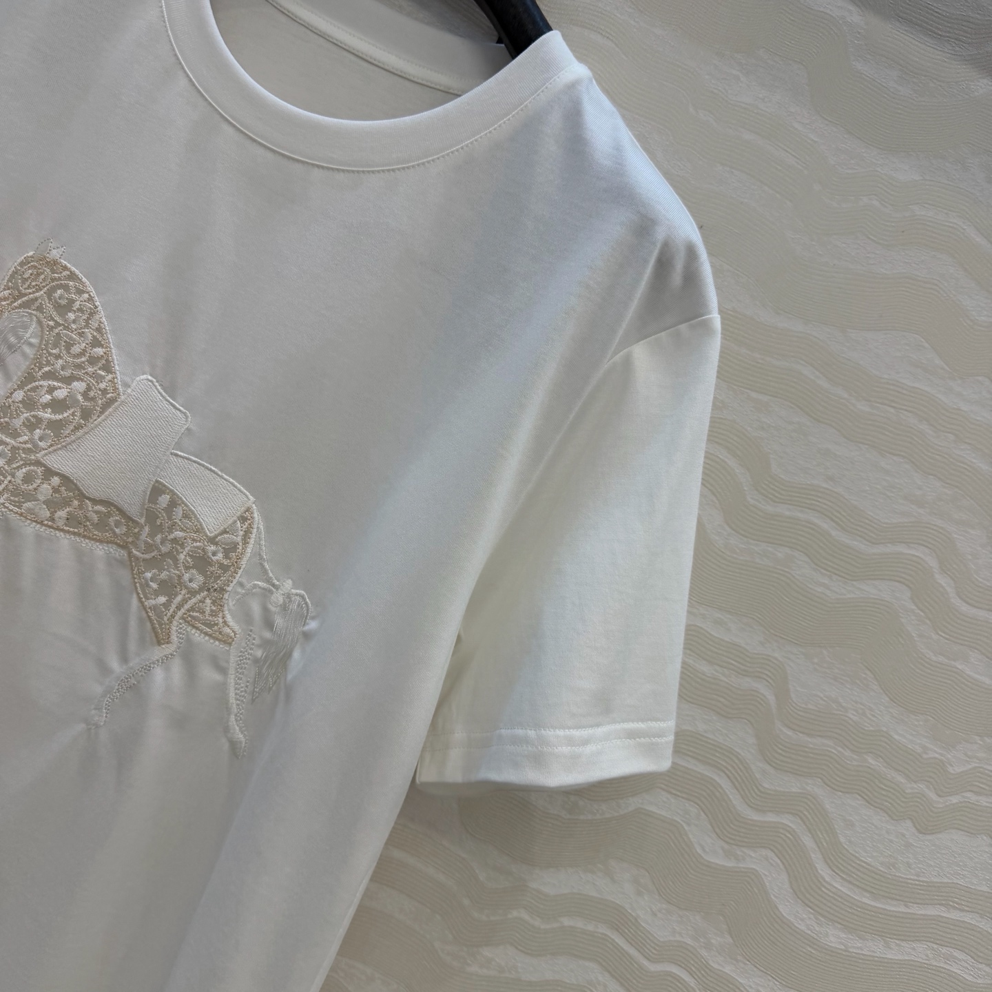 原单品质❤️设计师🧑‍🎨马年限定春夏新品！高定蕾丝绣花拼接纯棉T恤！重工艺定位立体刺绣工艺精致高级！进口