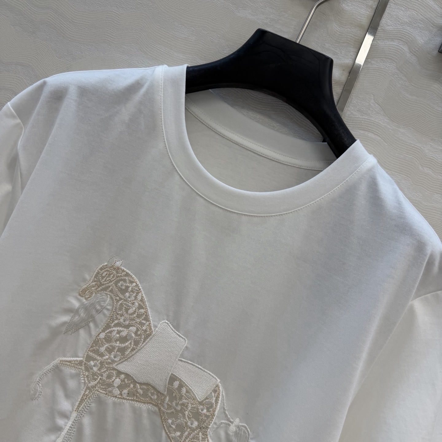 原单品质❤️设计师🧑‍🎨马年限定春夏新品！高定蕾丝绣花拼接纯棉T恤！重工艺定位立体刺绣工艺精致高级！进口