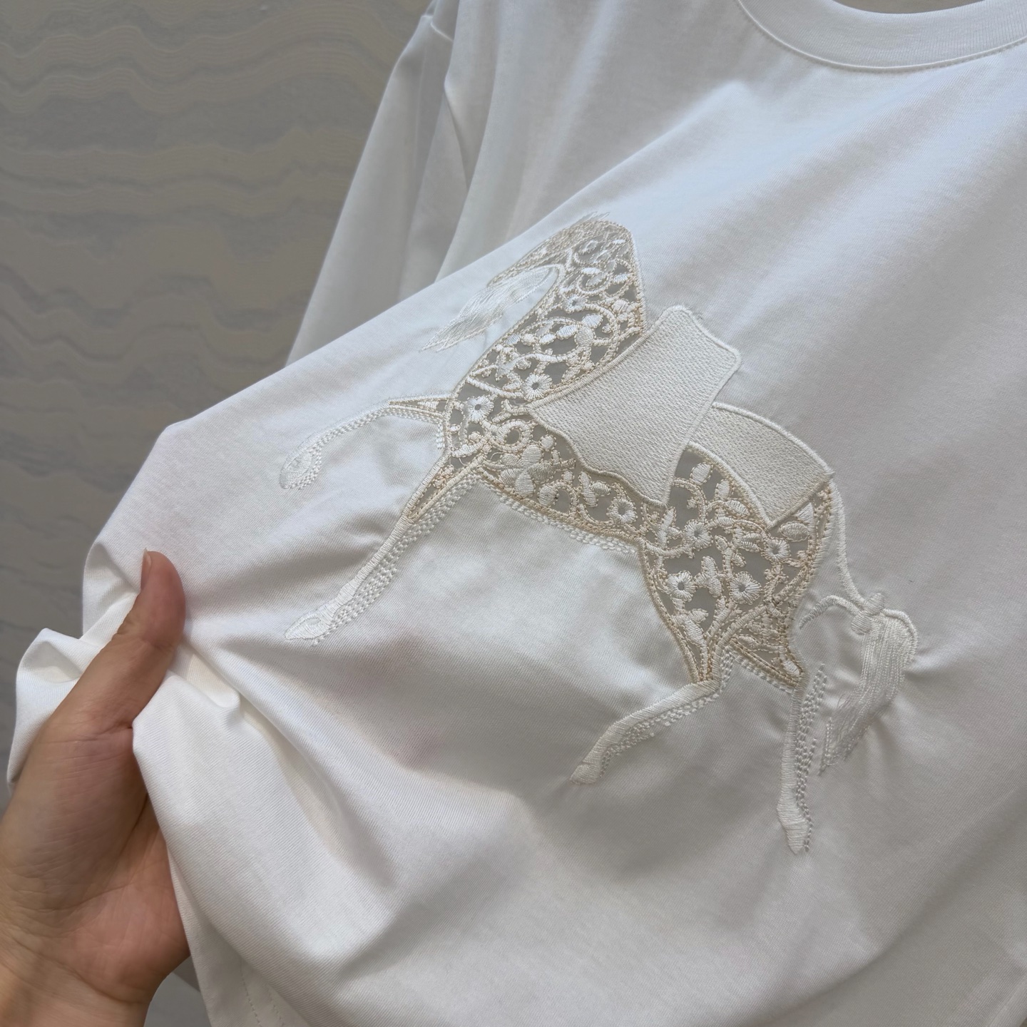 原单品质❤️设计师🧑‍🎨马年限定春夏新品！高定蕾丝绣花拼接纯棉T恤！重工艺定位立体刺绣工艺精致高级！进口