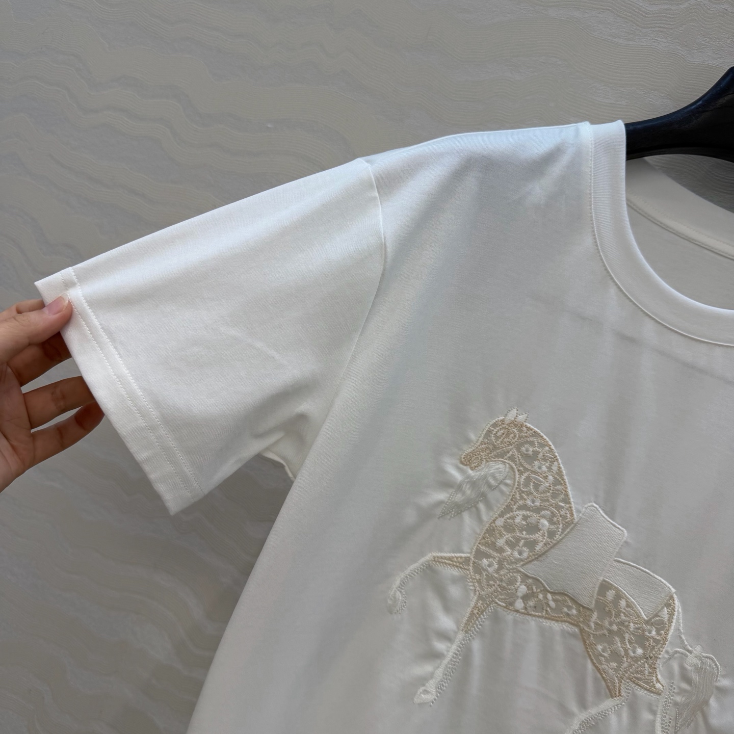 原单品质❤️设计师🧑‍🎨马年限定春夏新品！高定蕾丝绣花拼接纯棉T恤！重工艺定位立体刺绣工艺精致高级！进口