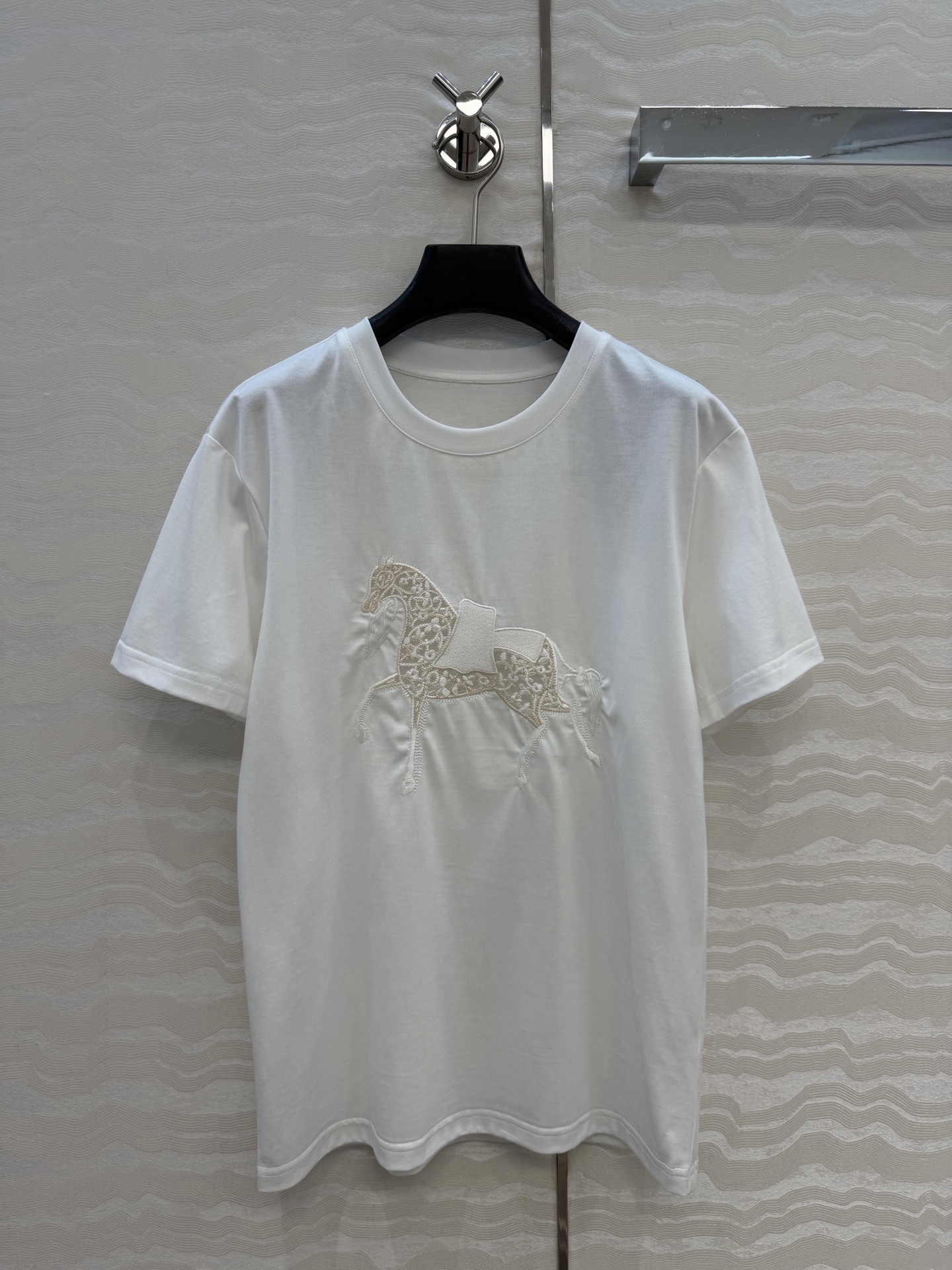 原单品质❤️设计师🧑‍🎨马年限定春夏新品！高定蕾丝绣花拼接纯棉T恤！重工艺定位立体刺绣工艺精致高级！进口