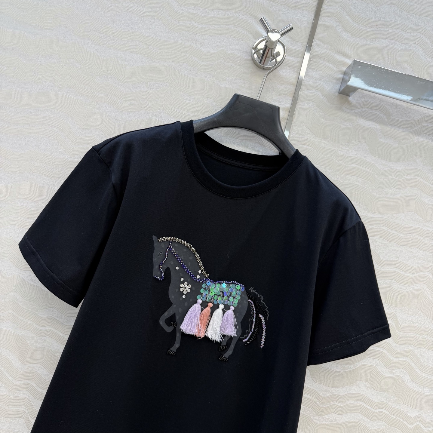 原单品质❤️设计师🧑‍🎨马年限定春夏新品！高定蕾丝绣花拼接纯棉T恤！重工艺定位立体手工定珠流苏精致高级！