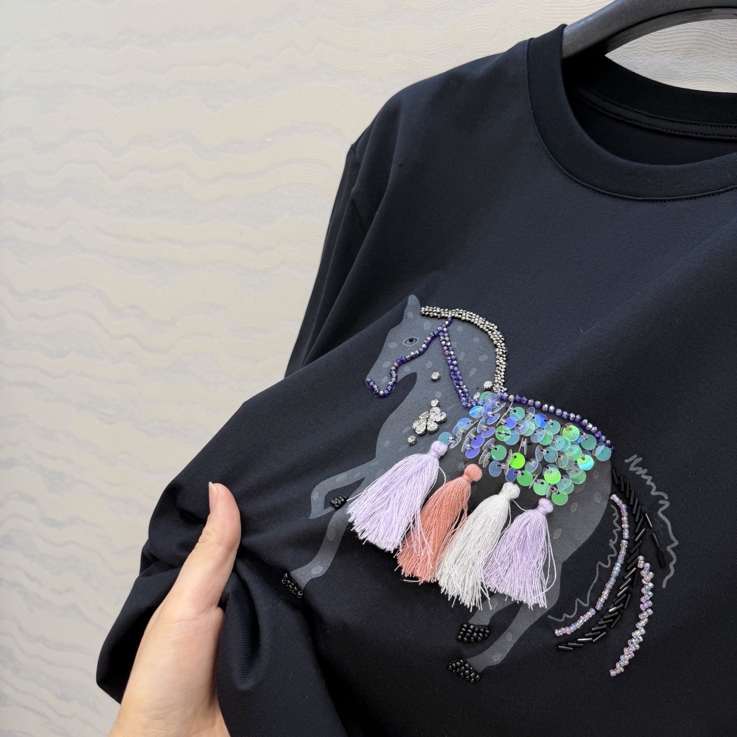 原单品质❤️设计师🧑‍🎨马年限定春夏新品！高定蕾丝绣花拼接纯棉T恤！重工艺定位立体手工定珠流苏精致高级！