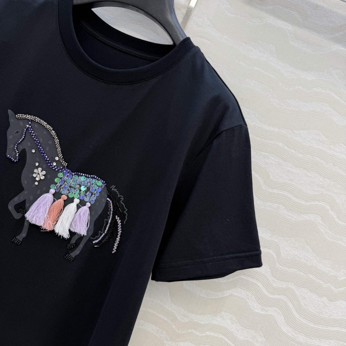 原单品质❤️设计师🧑‍🎨马年限定春夏新品！高定蕾丝绣花拼接纯棉T恤！重工艺定位立体手工定珠流苏精致高级！