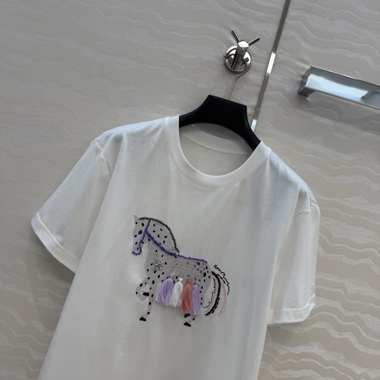 原单品质❤️设计师🧑‍🎨马年限定春夏新品！高定蕾丝绣花拼接纯棉T恤！重工艺定位立体刺绣工艺精致高级！进口