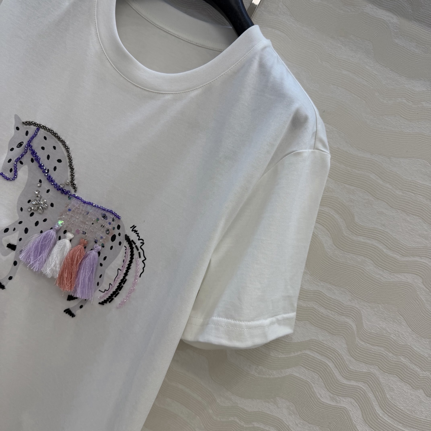 原单品质❤️设计师🧑‍🎨马年限定春夏新品！高定蕾丝绣花拼接纯棉T恤！重工艺定位立体刺绣工艺精致高级！进口