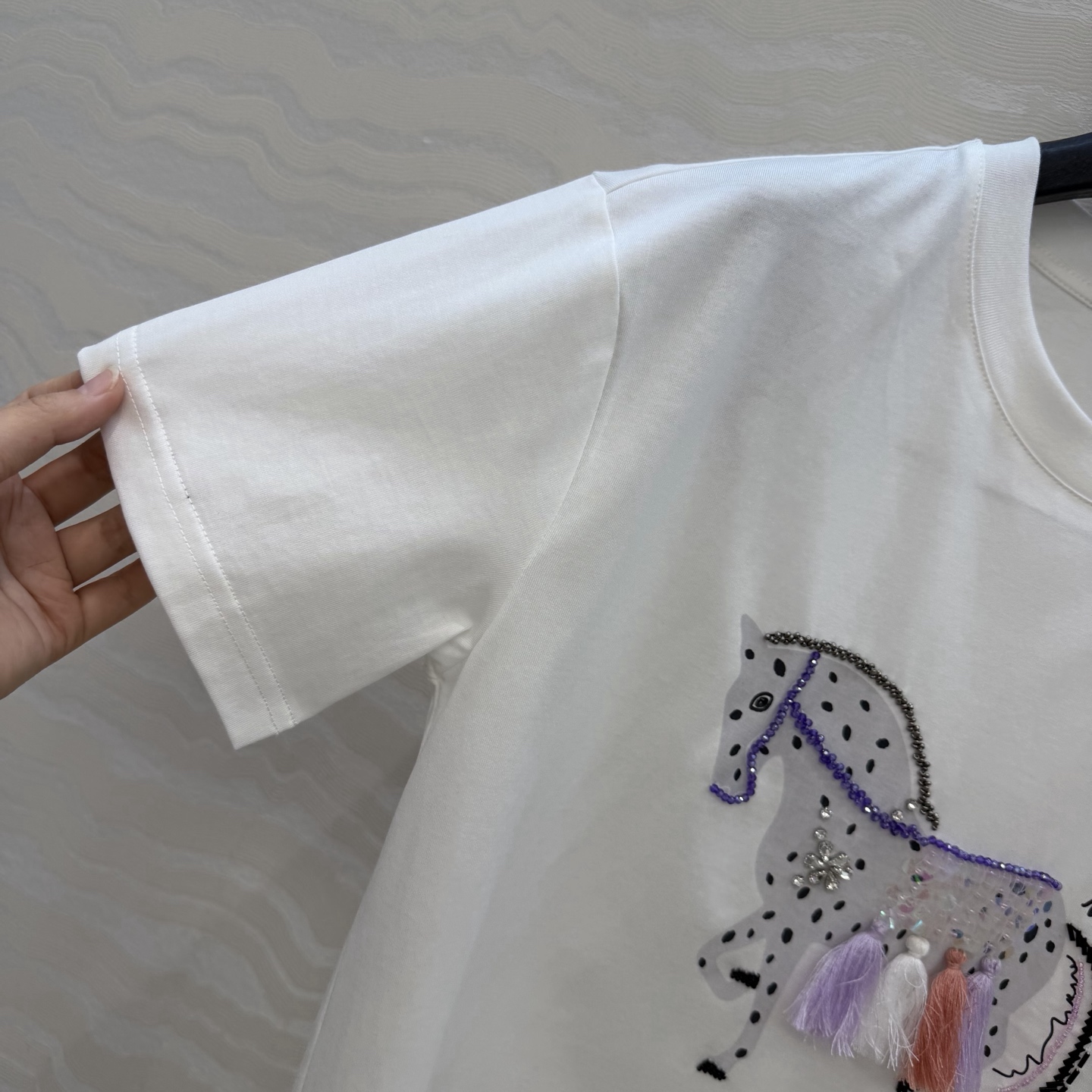 原单品质❤️设计师🧑‍🎨马年限定春夏新品！高定蕾丝绣花拼接纯棉T恤！重工艺定位立体刺绣工艺精致高级！进口
