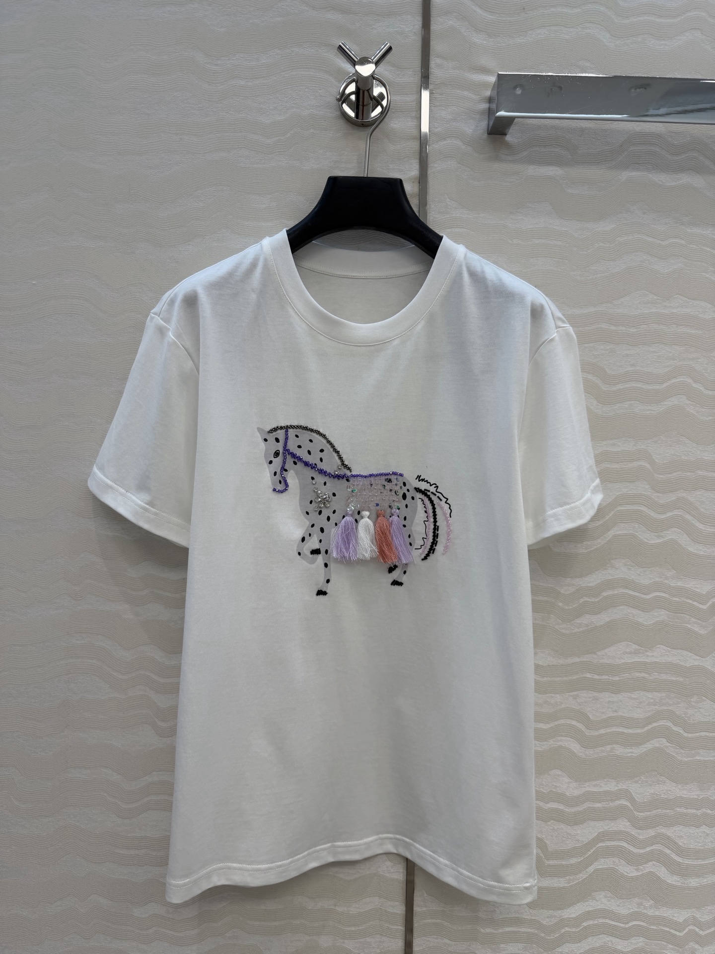原单品质❤️设计师🧑‍🎨马年限定春夏新品！高定蕾丝绣花拼接纯棉T恤！重工艺定位立体刺绣工艺精致高级！进口