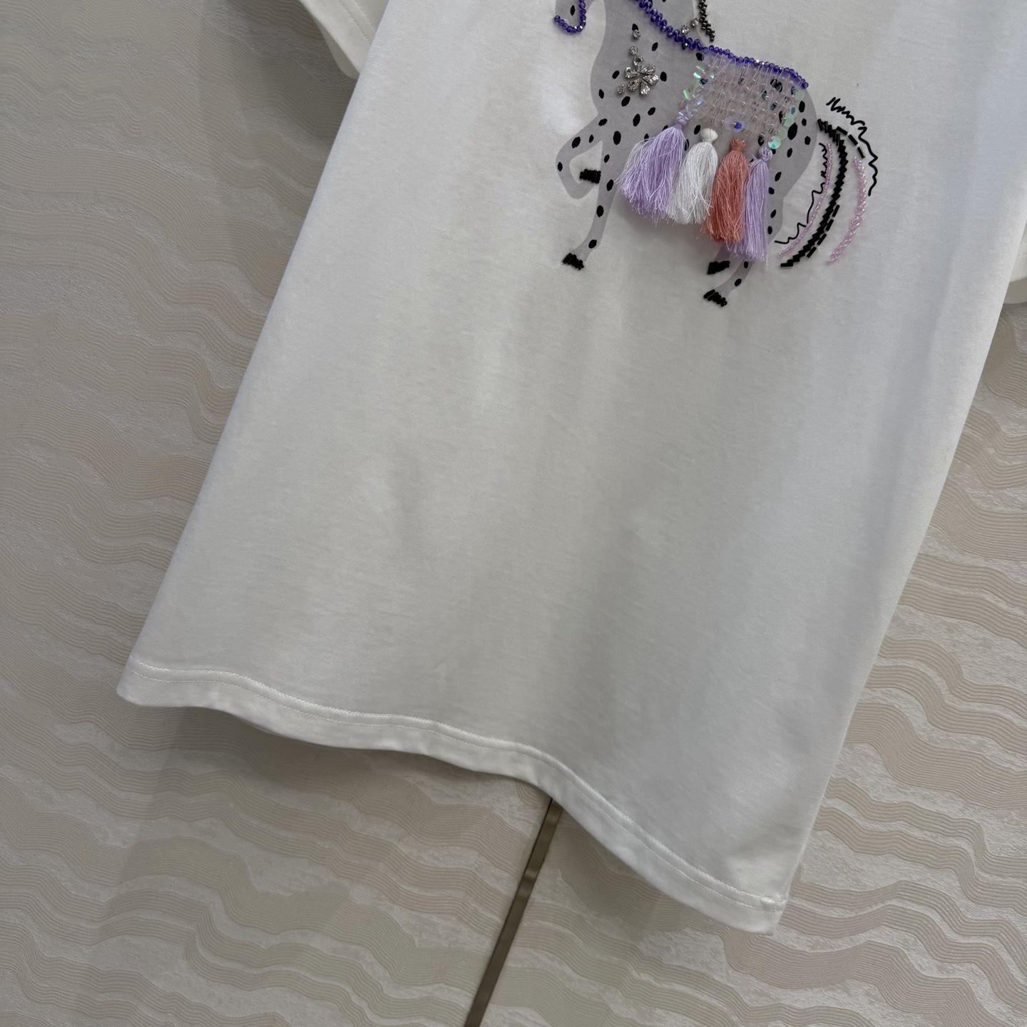 原单品质❤️设计师🧑‍🎨马年限定春夏新品！高定蕾丝绣花拼接纯棉T恤！重工艺定位立体刺绣工艺精致高级！进口