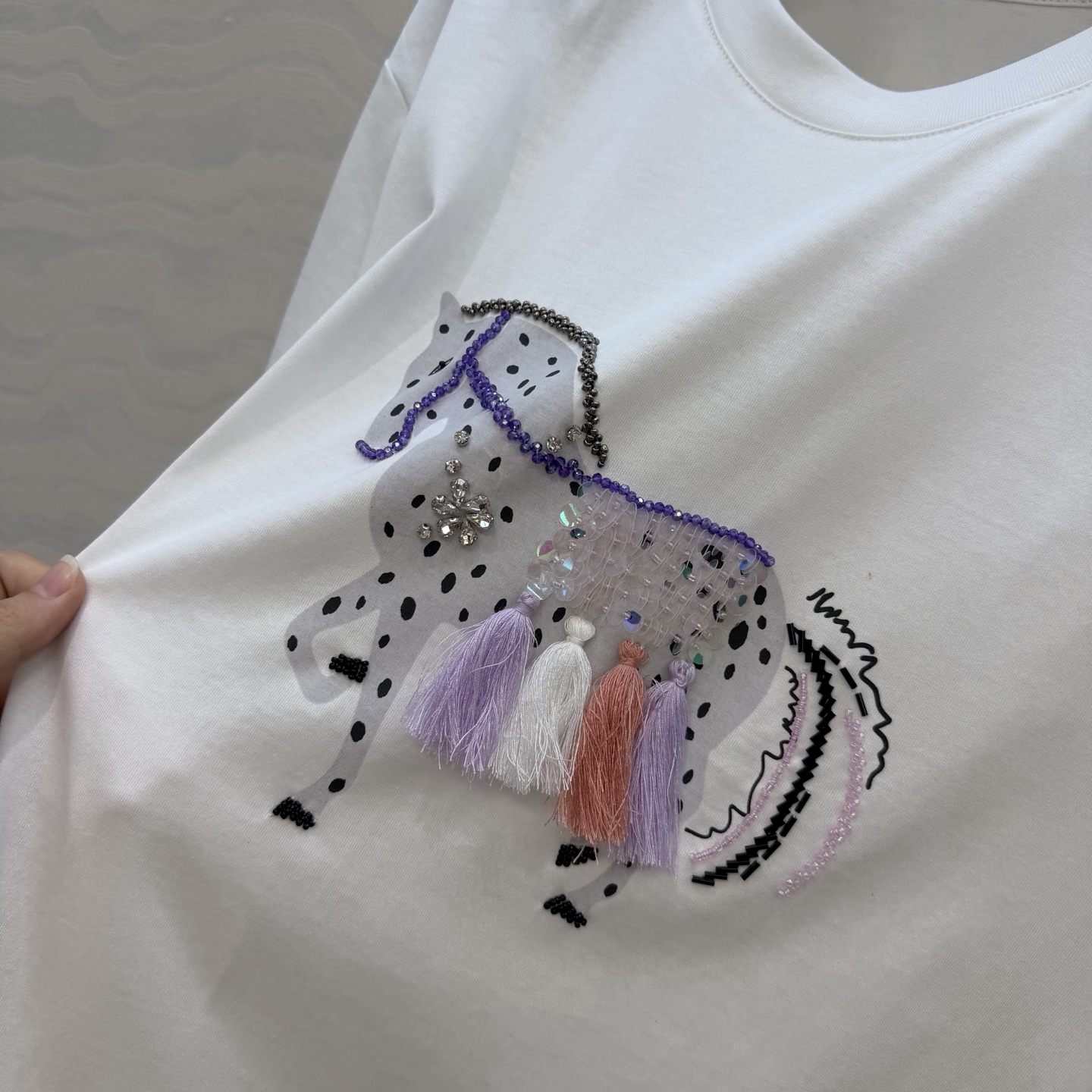 原单品质❤️设计师🧑‍🎨马年限定春夏新品！高定蕾丝绣花拼接纯棉T恤！重工艺定位立体刺绣工艺精致高级！进口