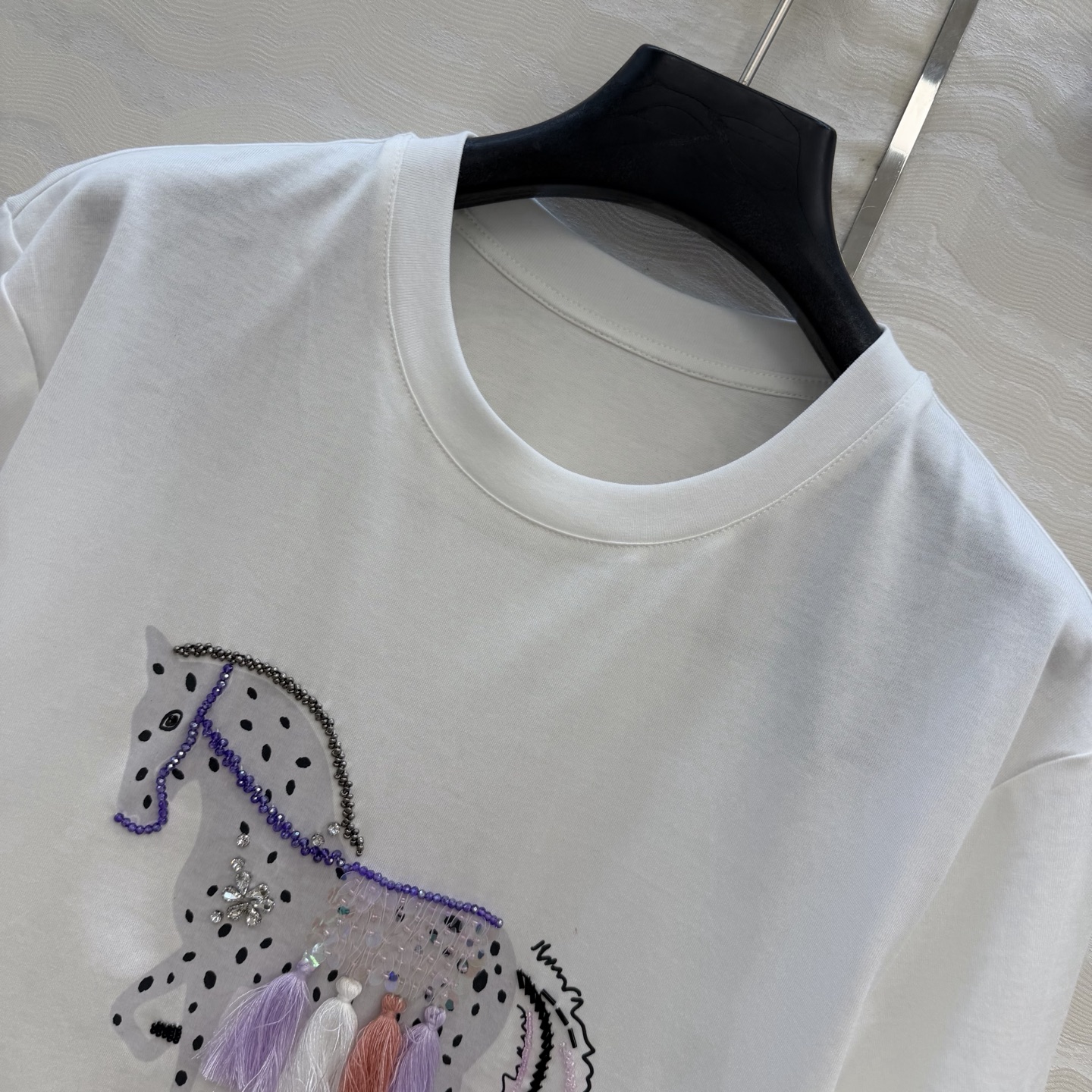 原单品质❤️设计师🧑‍🎨马年限定春夏新品！高定蕾丝绣花拼接纯棉T恤！重工艺定位立体刺绣工艺精致高级！进口