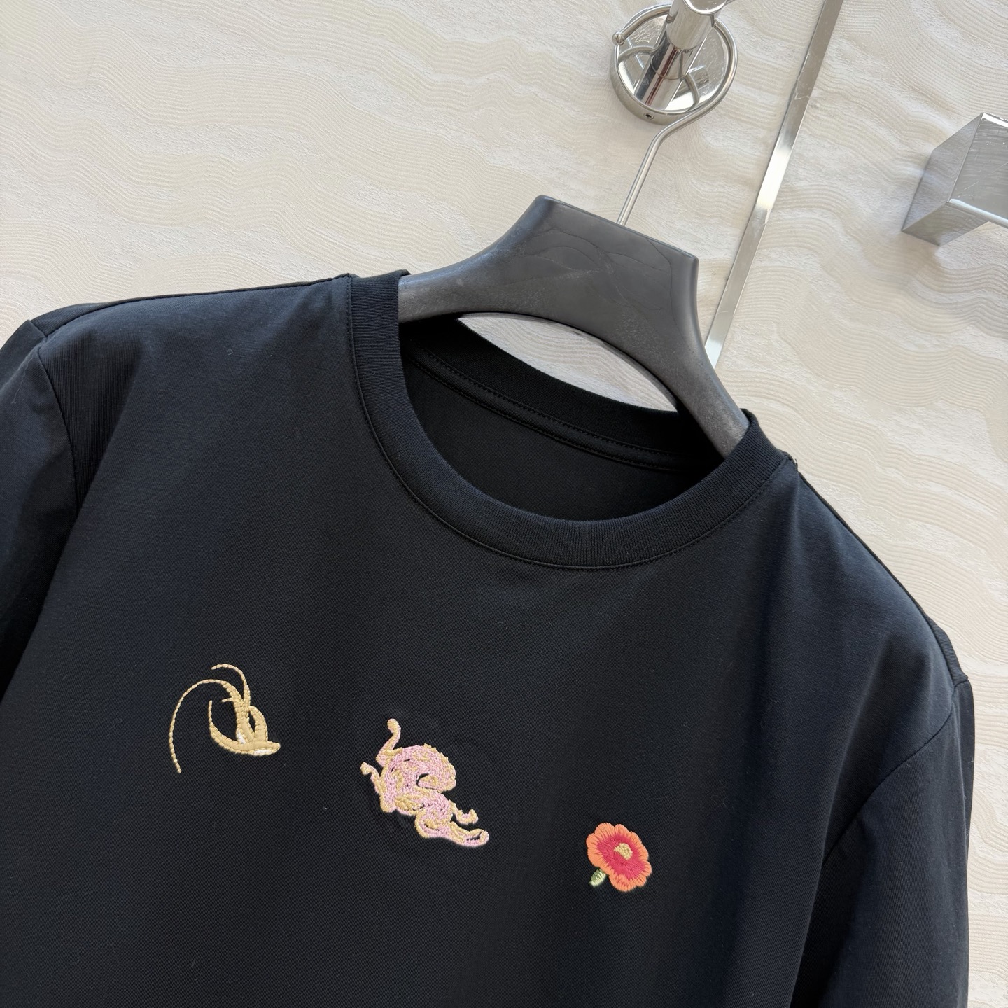 原单品质❤️设计师🧑‍🎨马年限定春夏新品！定位刺绣纯棉T恤！重工艺定位立体刺绣工艺精致高级！进口索罗娜纯