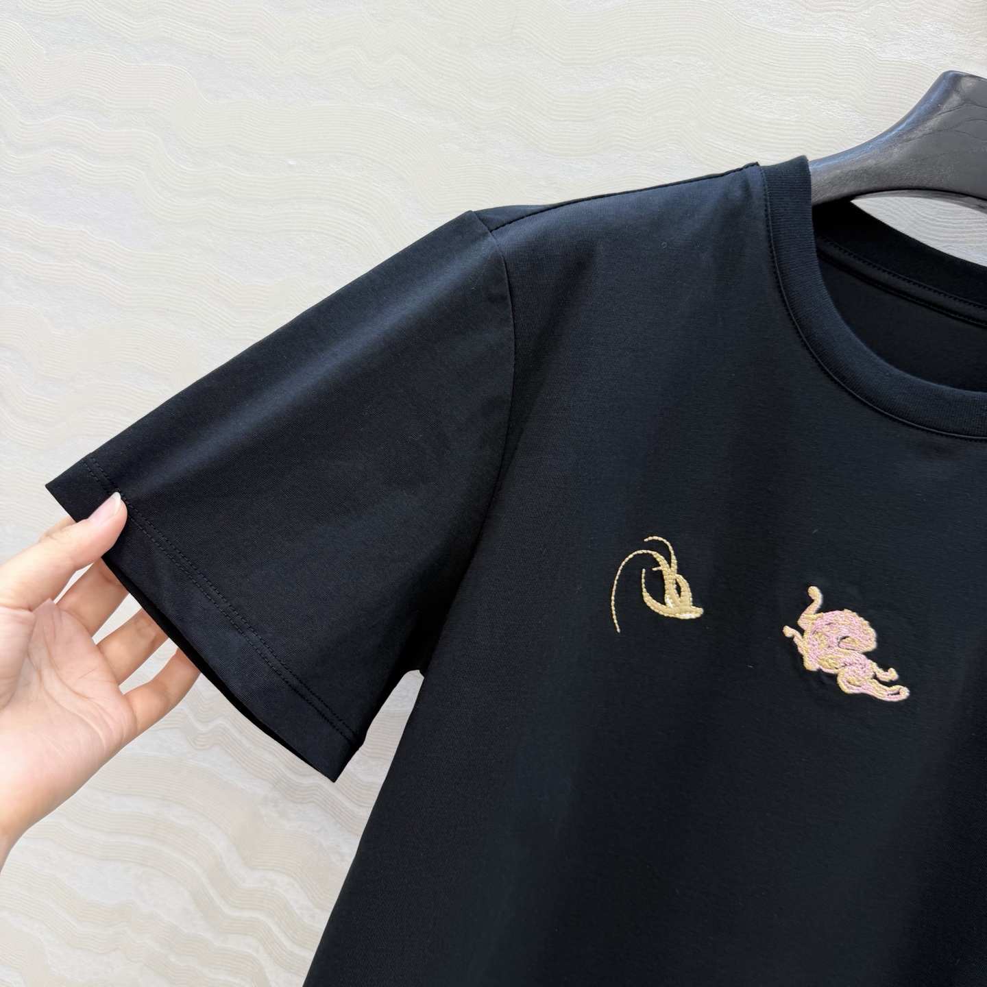 原单品质❤️设计师🧑‍🎨马年限定春夏新品！定位刺绣纯棉T恤！重工艺定位立体刺绣工艺精致高级！进口索罗娜纯