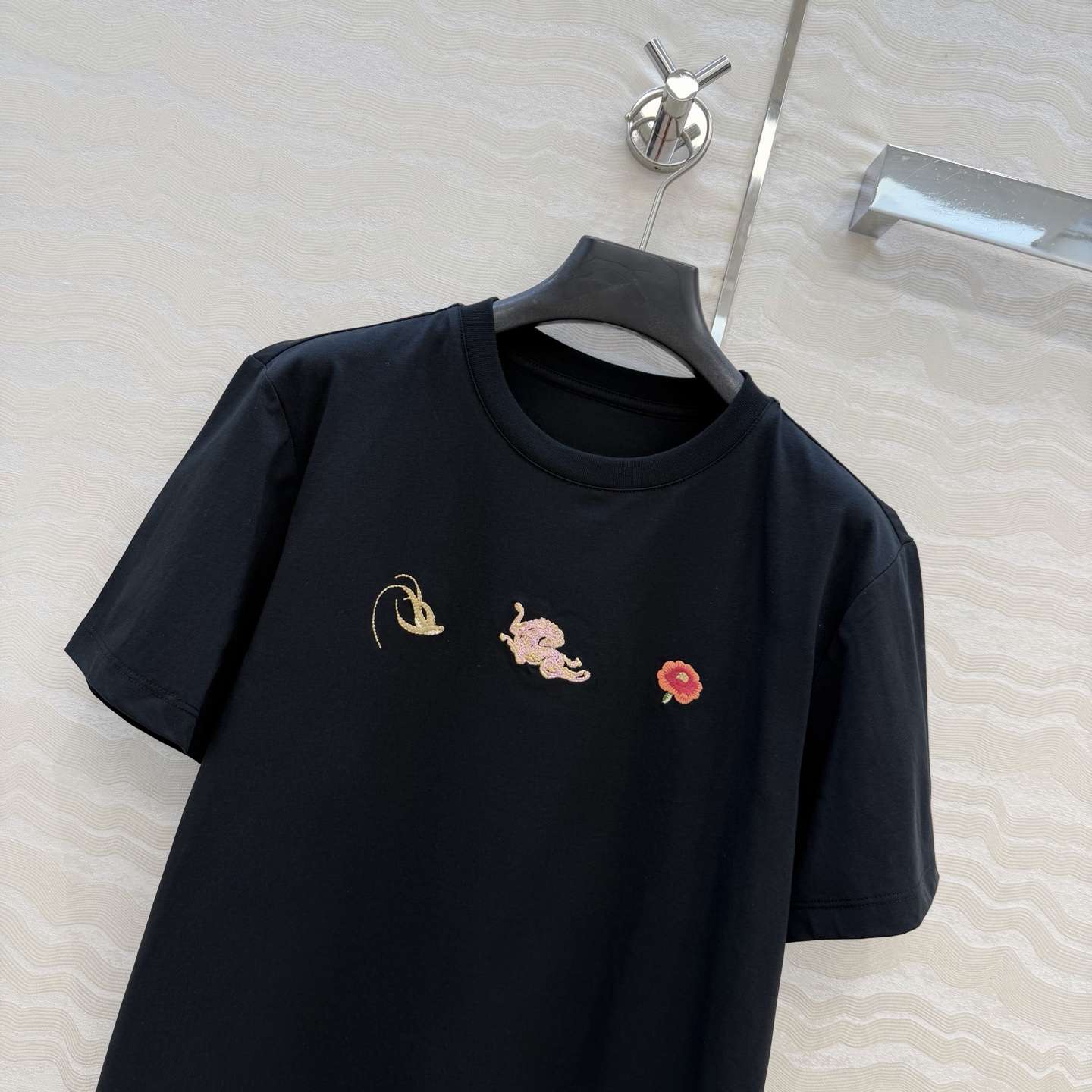 原单品质❤️设计师🧑‍🎨马年限定春夏新品！定位刺绣纯棉T恤！重工艺定位立体刺绣工艺精致高级！进口索罗娜纯