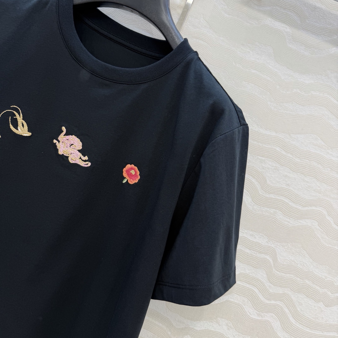 原单品质❤️设计师🧑‍🎨马年限定春夏新品！定位刺绣纯棉T恤！重工艺定位立体刺绣工艺精致高级！进口索罗娜纯