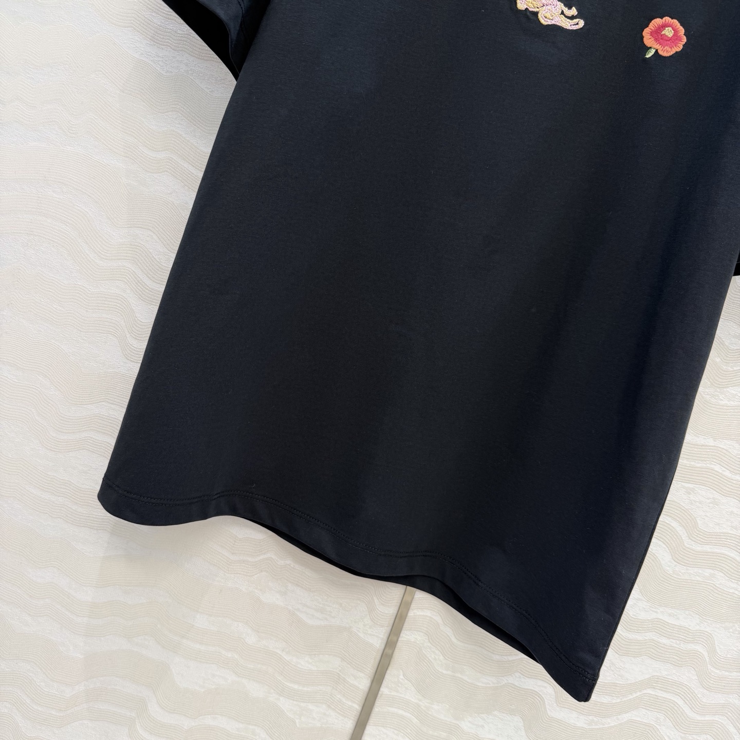 原单品质❤️设计师🧑‍🎨马年限定春夏新品！定位刺绣纯棉T恤！重工艺定位立体刺绣工艺精致高级！进口索罗娜纯