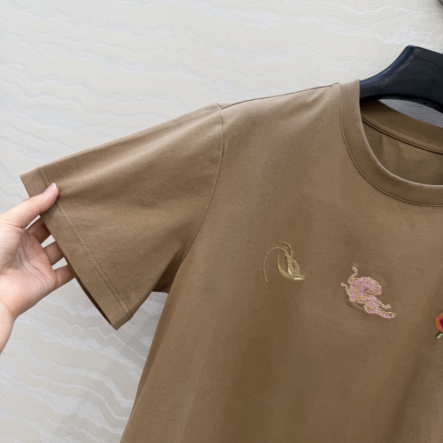 原单品质❤️设计师🧑‍🎨马年限定春夏新品！定位刺绣纯棉T恤！重工艺定位立体刺绣工艺精致高级！进口索罗娜纯