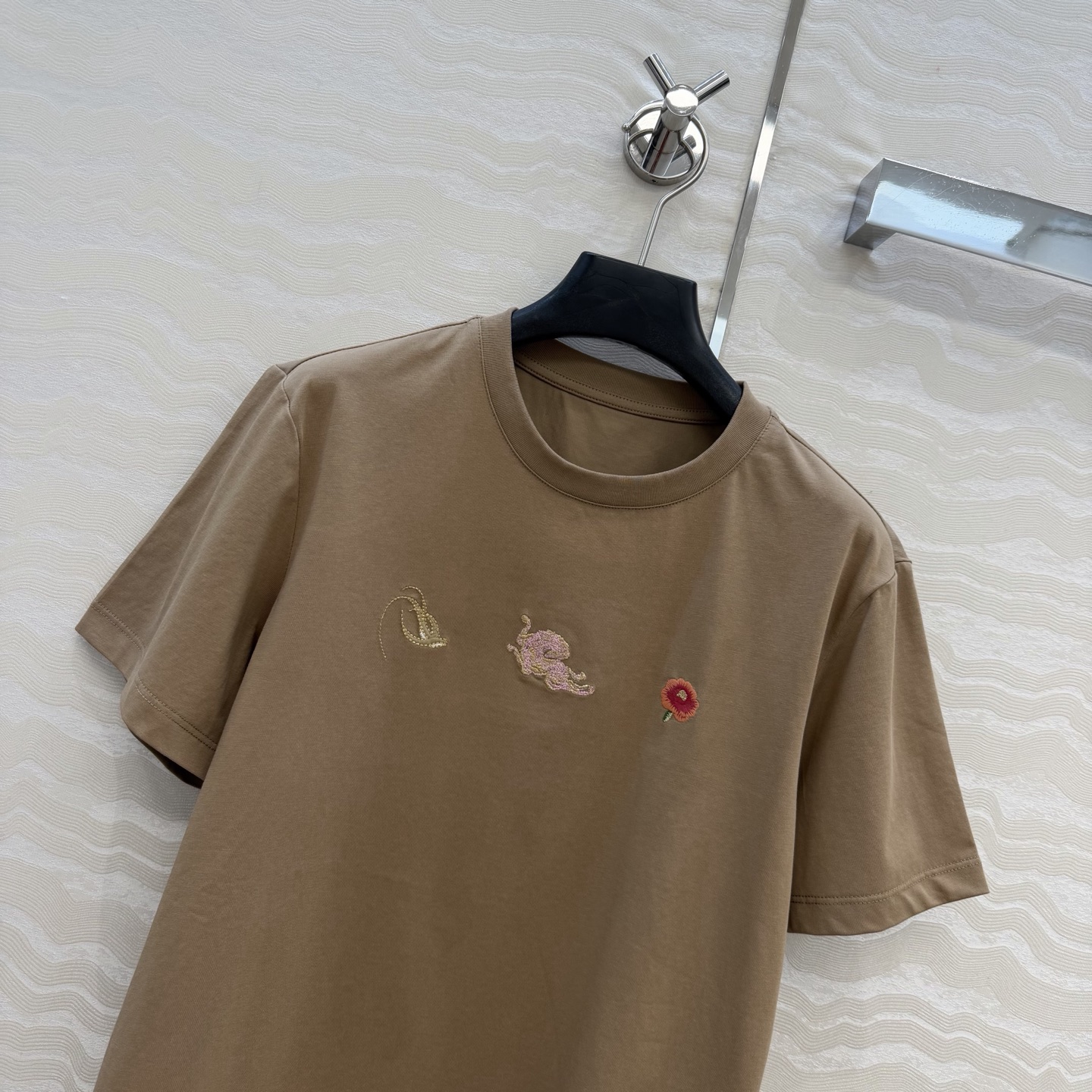 原单品质❤️设计师🧑‍🎨马年限定春夏新品！定位刺绣纯棉T恤！重工艺定位立体刺绣工艺精致高级！进口索罗娜纯