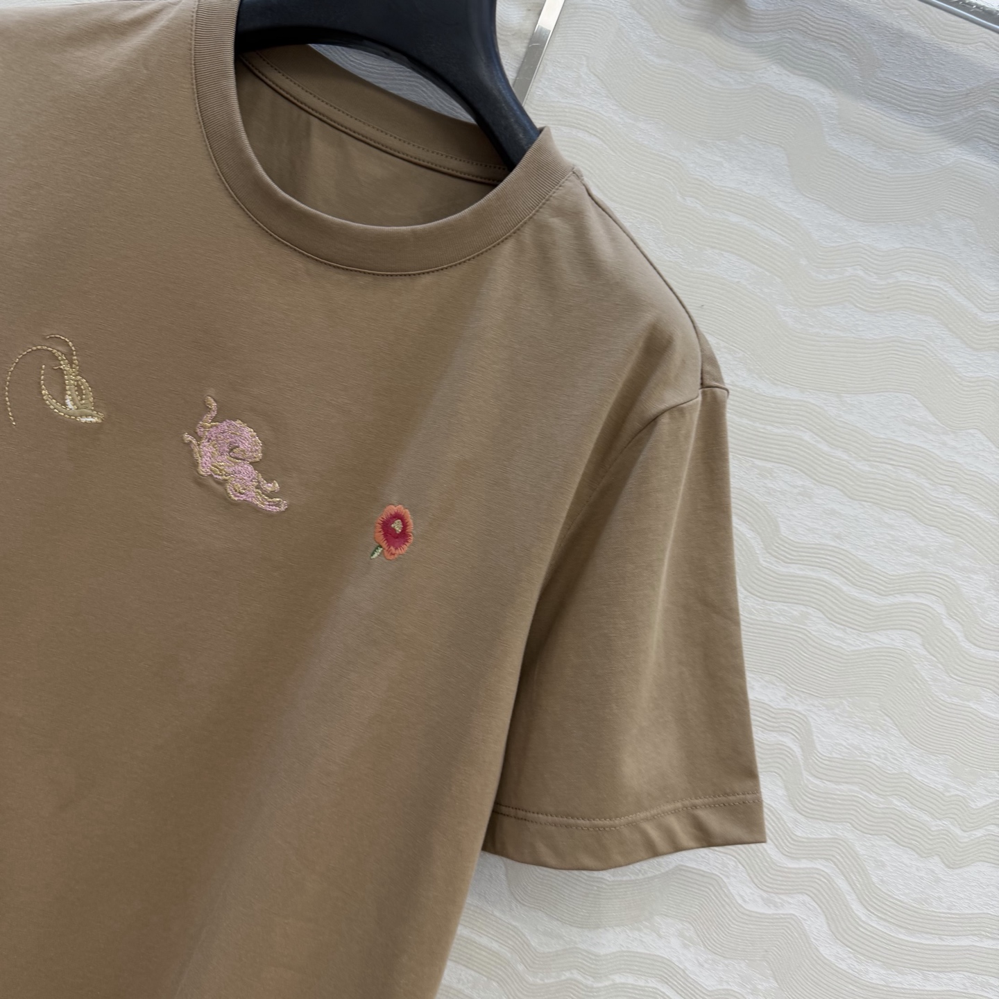 原单品质❤️设计师🧑‍🎨马年限定春夏新品！定位刺绣纯棉T恤！重工艺定位立体刺绣工艺精致高级！进口索罗娜纯