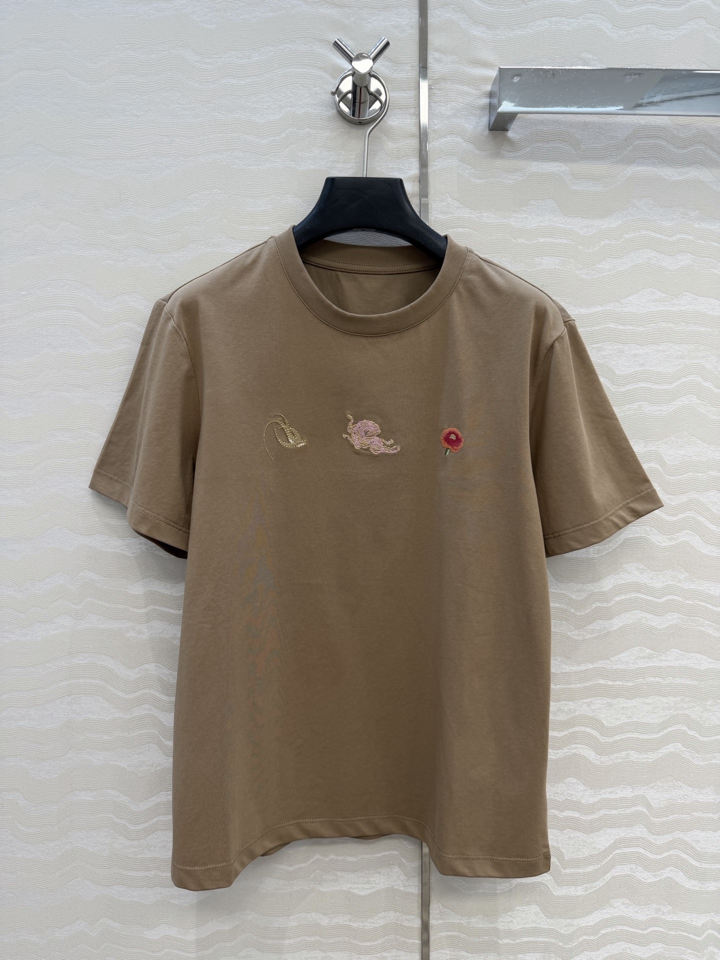 原单品质❤️设计师🧑‍🎨马年限定春夏新品！定位刺绣纯棉T恤！重工艺定位立体刺绣工艺精致高级！进口索罗娜纯