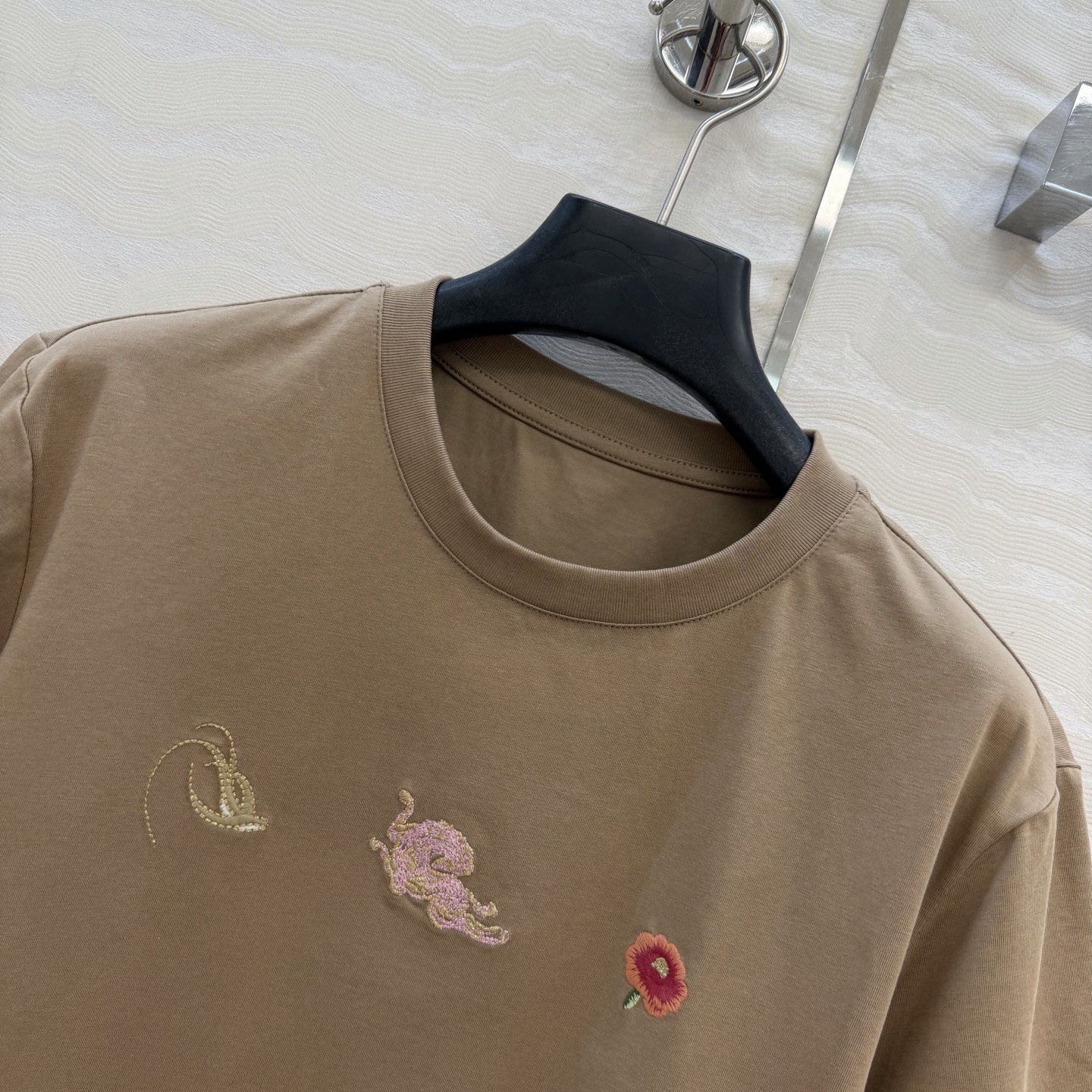 原单品质❤️设计师🧑‍🎨马年限定春夏新品！定位刺绣纯棉T恤！重工艺定位立体刺绣工艺精致高级！进口索罗娜纯