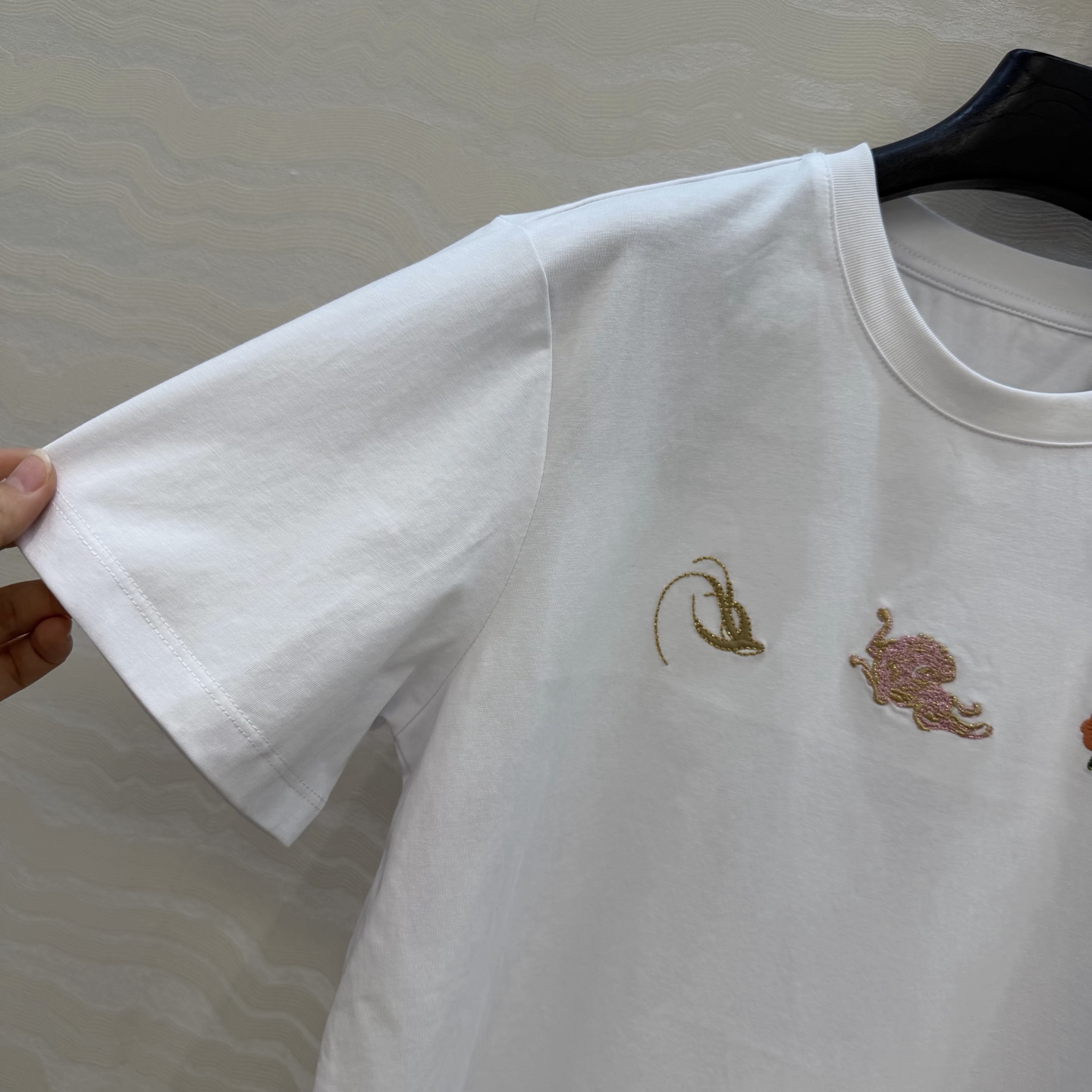 原单品质❤️设计师🧑‍🎨马年限定春夏新品！定位刺绣纯棉T恤！重工艺定位立体刺绣工艺精致高级！进口索罗娜纯