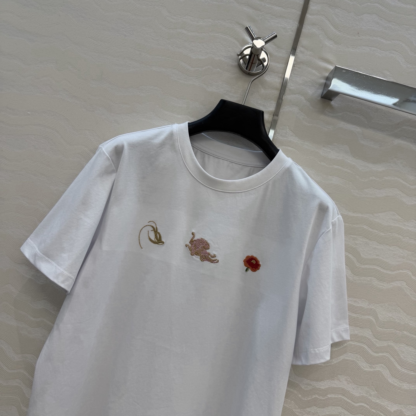 原单品质❤️设计师🧑‍🎨马年限定春夏新品！定位刺绣纯棉T恤！重工艺定位立体刺绣工艺精致高级！进口索罗娜纯