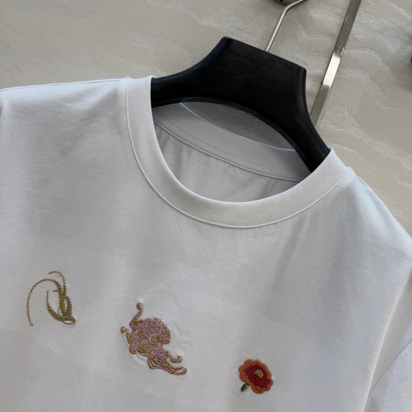 原单品质❤️设计师🧑‍🎨马年限定春夏新品！定位刺绣纯棉T恤！重工艺定位立体刺绣工艺精致高级！进口索罗娜纯