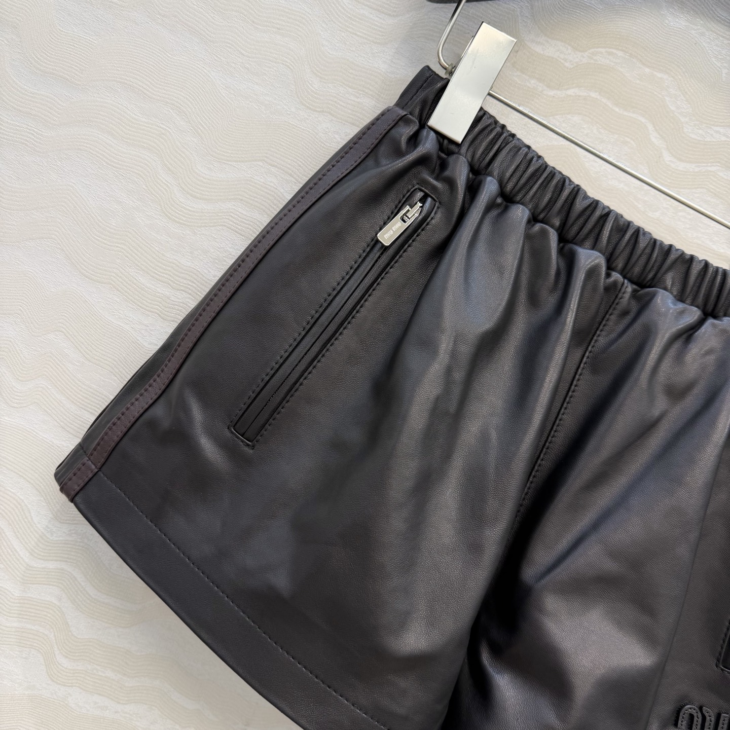 高端原单品质❤️26早春新品miu系少女穿搭！运动风真皮小短裤！原版定制顶级进口植鞣100%小羊皮！皮质