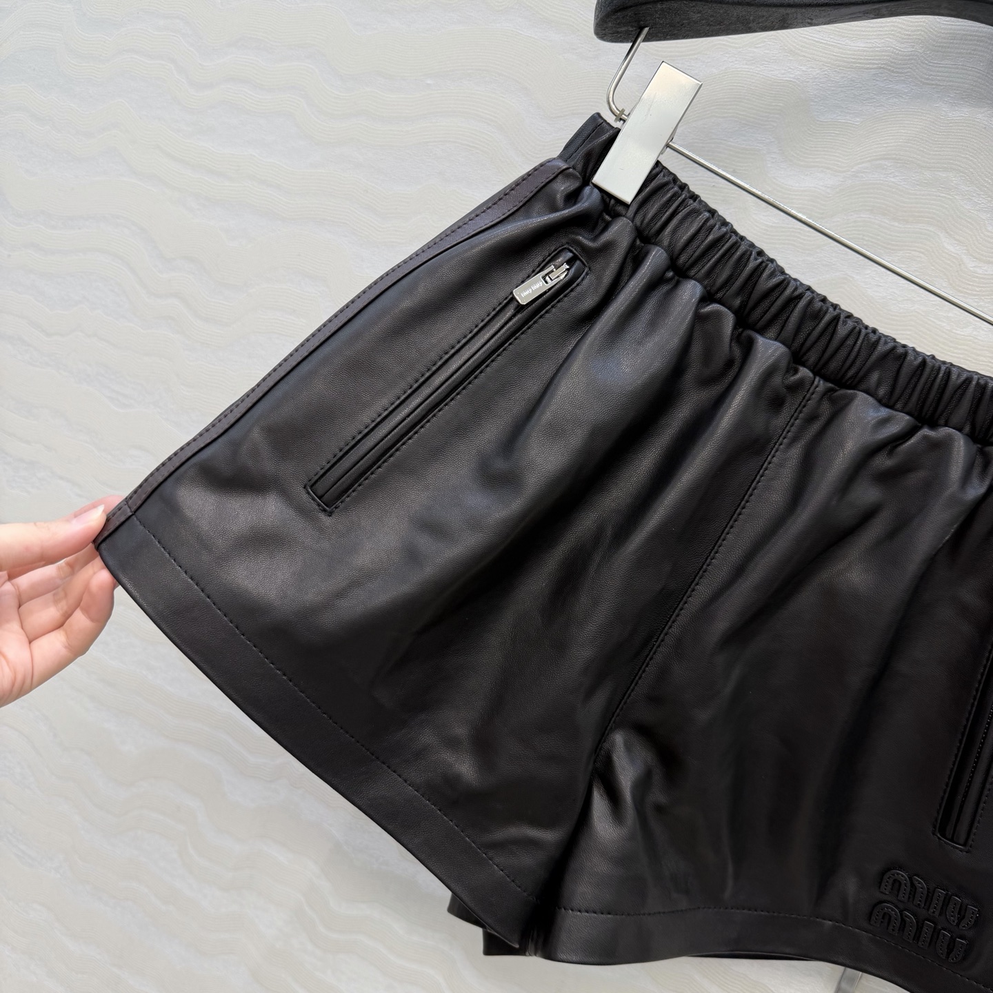 高端原单品质❤️26早春新品miu系少女穿搭！运动风真皮小短裤！原版定制顶级进口植鞣100%小羊皮！皮质