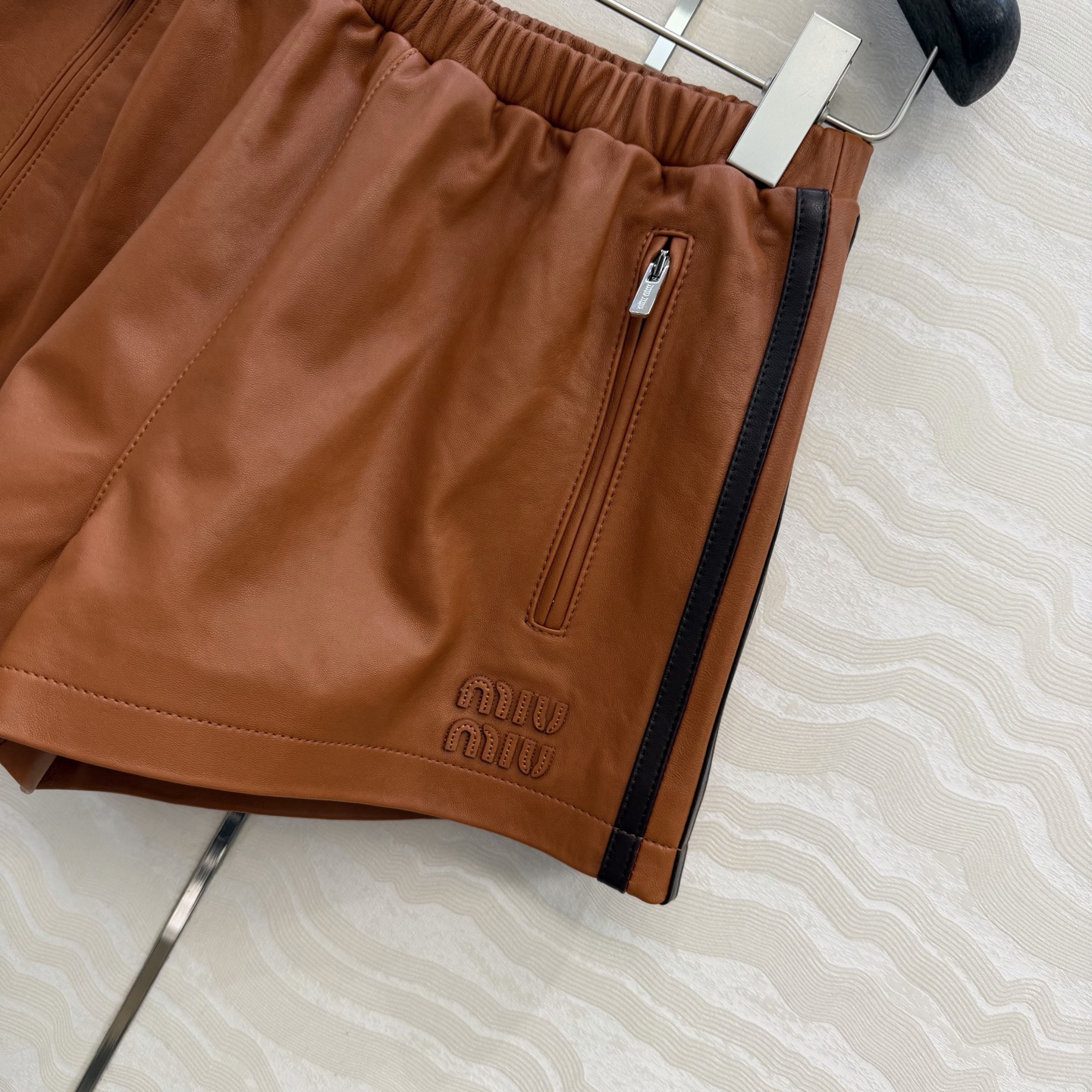 高端原单品质❤️26早春新品miu系少女穿搭！运动风真皮小短裤！原版定制顶级进口植鞣100%小羊皮！皮质