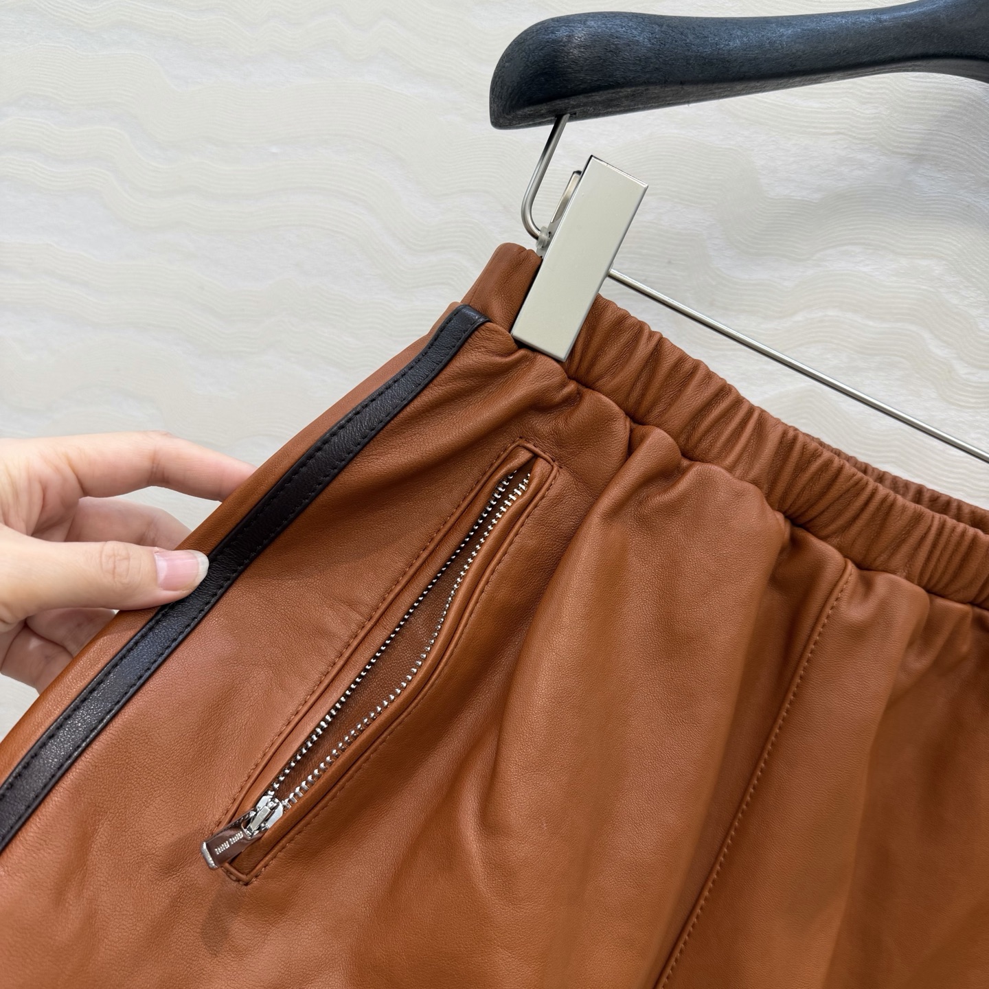 高端原单品质❤️26早春新品miu系少女穿搭！运动风真皮小短裤！原版定制顶级进口植鞣100%小羊皮！皮质