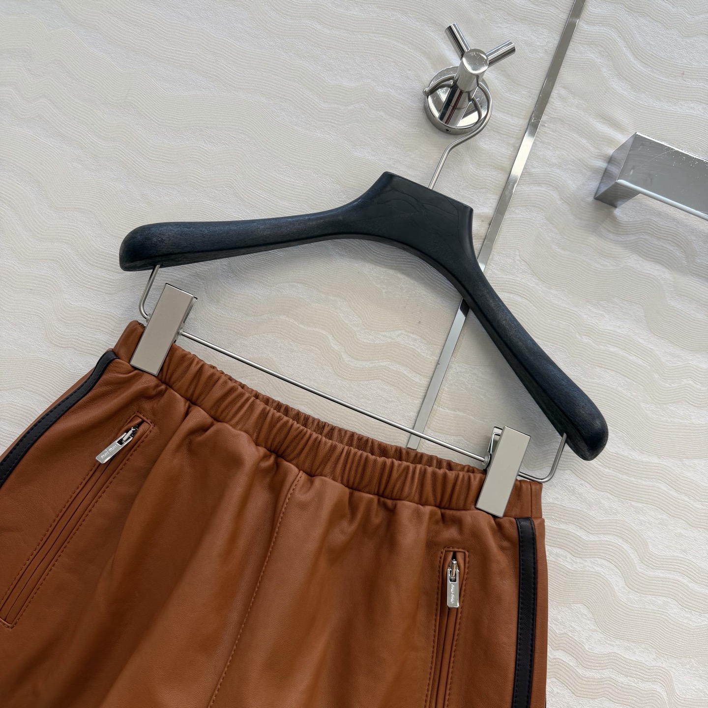 高端原单品质❤️26早春新品miu系少女穿搭！运动风真皮小短裤！原版定制顶级进口植鞣100%小羊皮！皮质