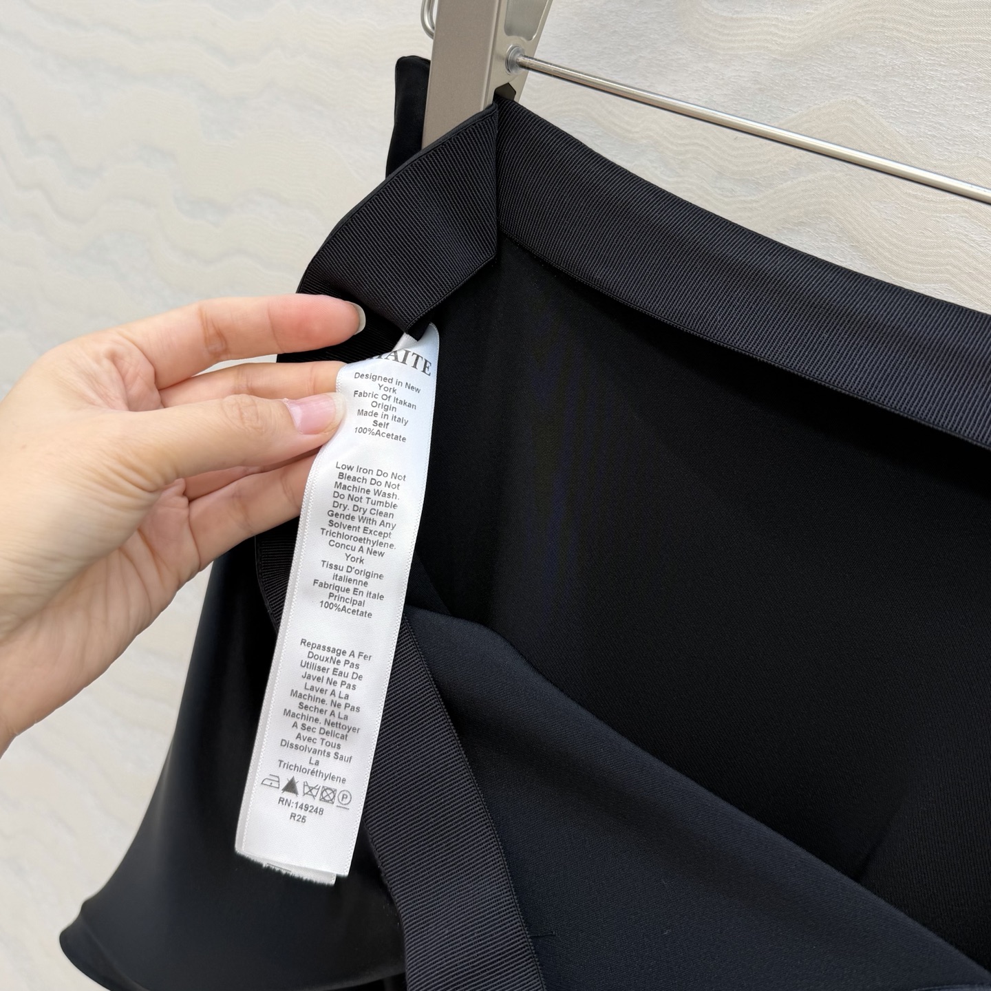 高端原单品质❤️KH极简主义穿搭！长期纸片人鱼尾开叉裙摆长半裙！一片式剪裁高定醋酸真丝四针半裙！慵懒随性