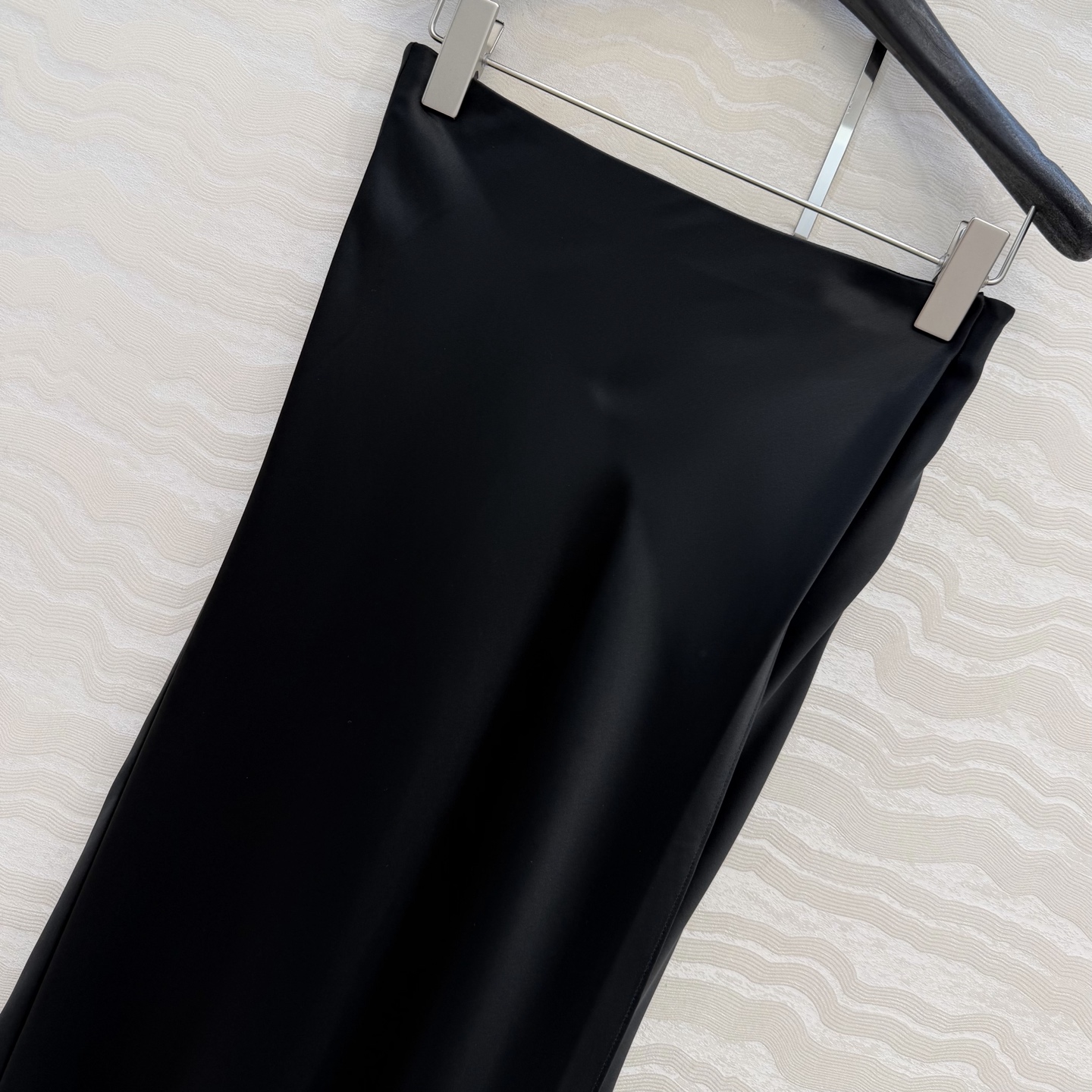 高端原单品质❤️KH极简主义穿搭！长期纸片人鱼尾开叉裙摆长半裙！一片式剪裁高定醋酸真丝四针半裙！慵懒随性